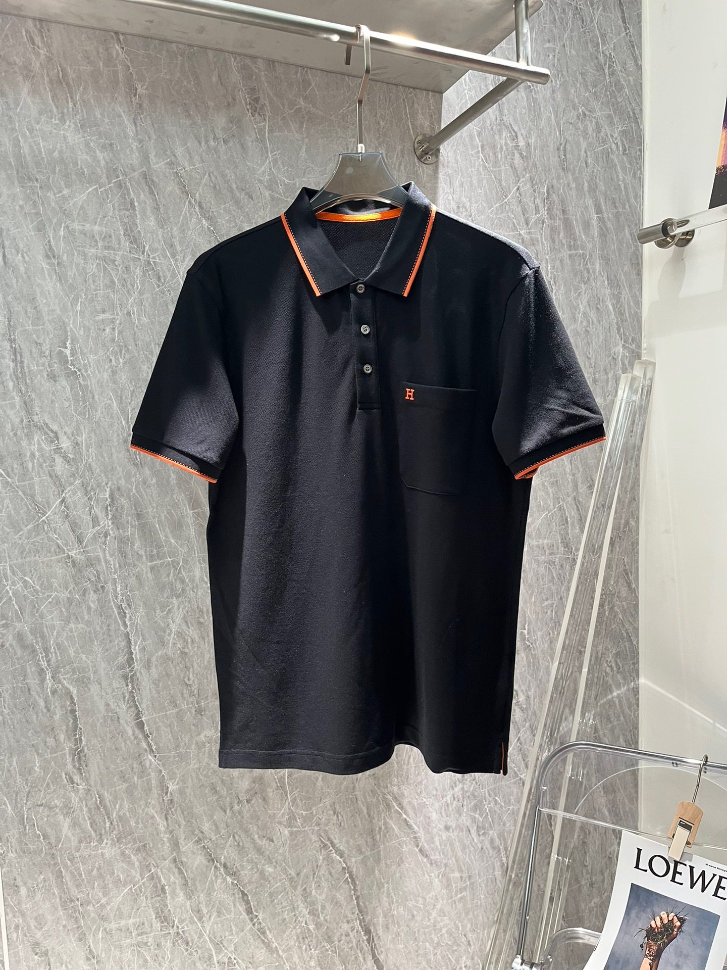 2024ss Summer New Style Logo Men's Collared Polo Shirt! Classic business men's style, the ceiling-level business men's style of high-end men's clothing! Simple, fashionable, and elegant without losing grace. It looks decent whether worn alone or as an inner layer. Quality and detail enthusiasts can take it without hesitation. Low-key yet luxurious and profound!