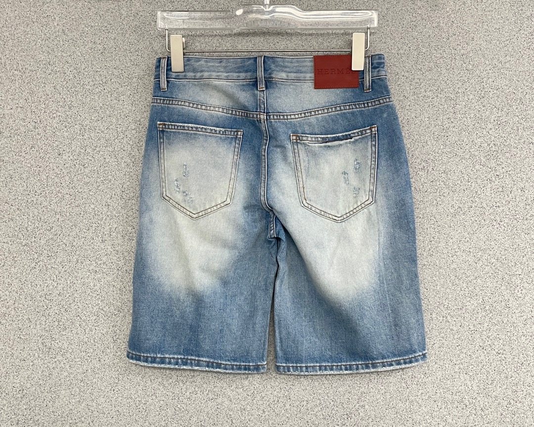 24S New Style Denim Shorts, high-end version! Counter-customized fabric with high breathability and comfort, impeccable details, brand element design concept, reflecting high quality. The hand feel is delicate and soft! Presenting casual cutting, the upper body version is superb