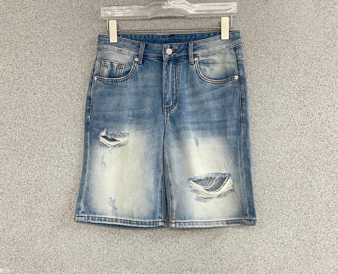 24S New Style Denim Shorts, high-end version! Counter-customized fabric with high breathability and comfort, impeccable details, brand element design concept, reflecting high quality. The hand feel is delicate and soft! Presenting casual cutting, the upper body version is superb