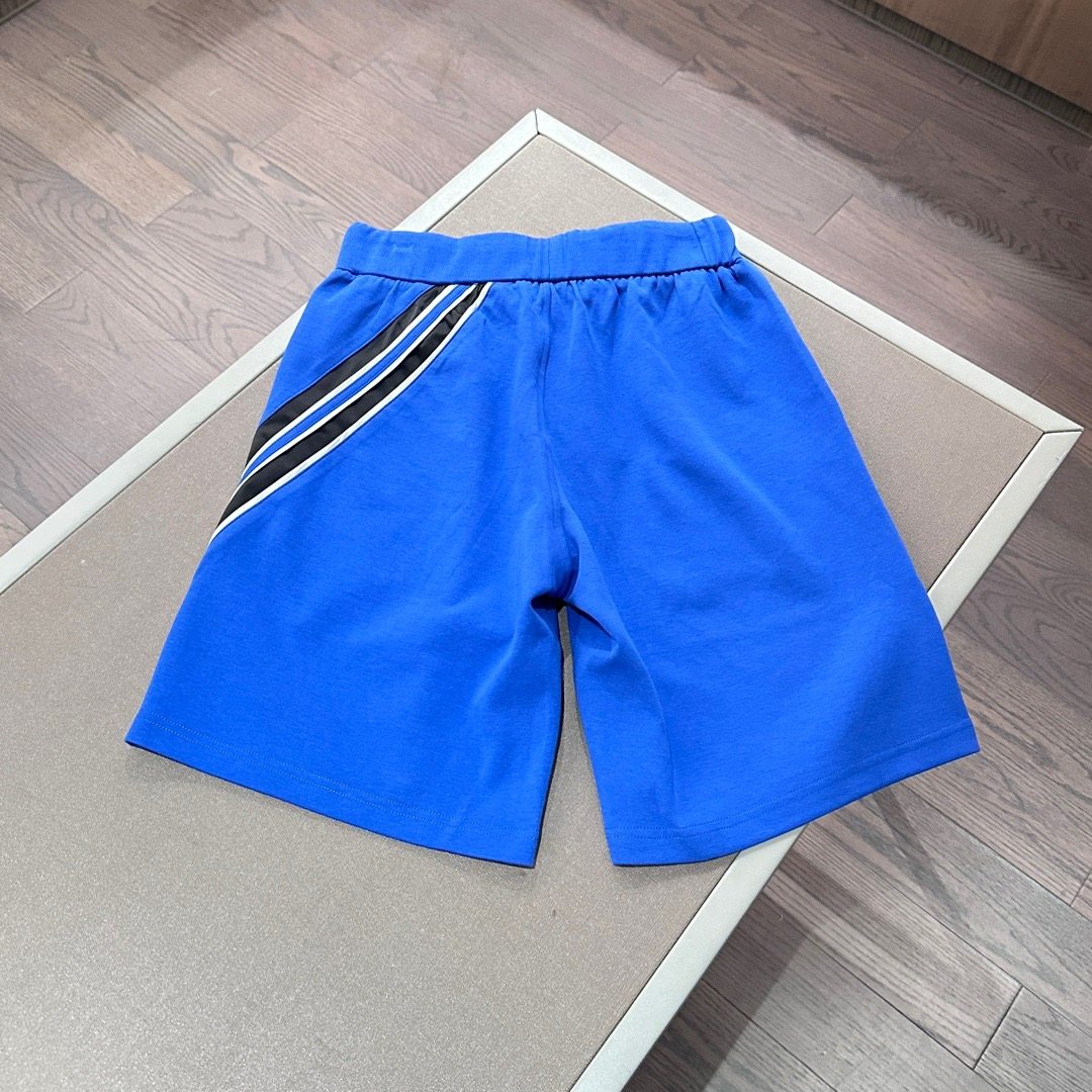 Hermès drawstring casual shorts! Fashion series, unique patchwork design, drawstring casual pants. The yarn ordering starts with custom dyeing and custom spinning. The fabric supplies several top brands. The hand feel is soft and glutinous, stiff and stylish, solving the problem of color change during washing. The pant style is neat and grand, making you look extremely handsome when worn.