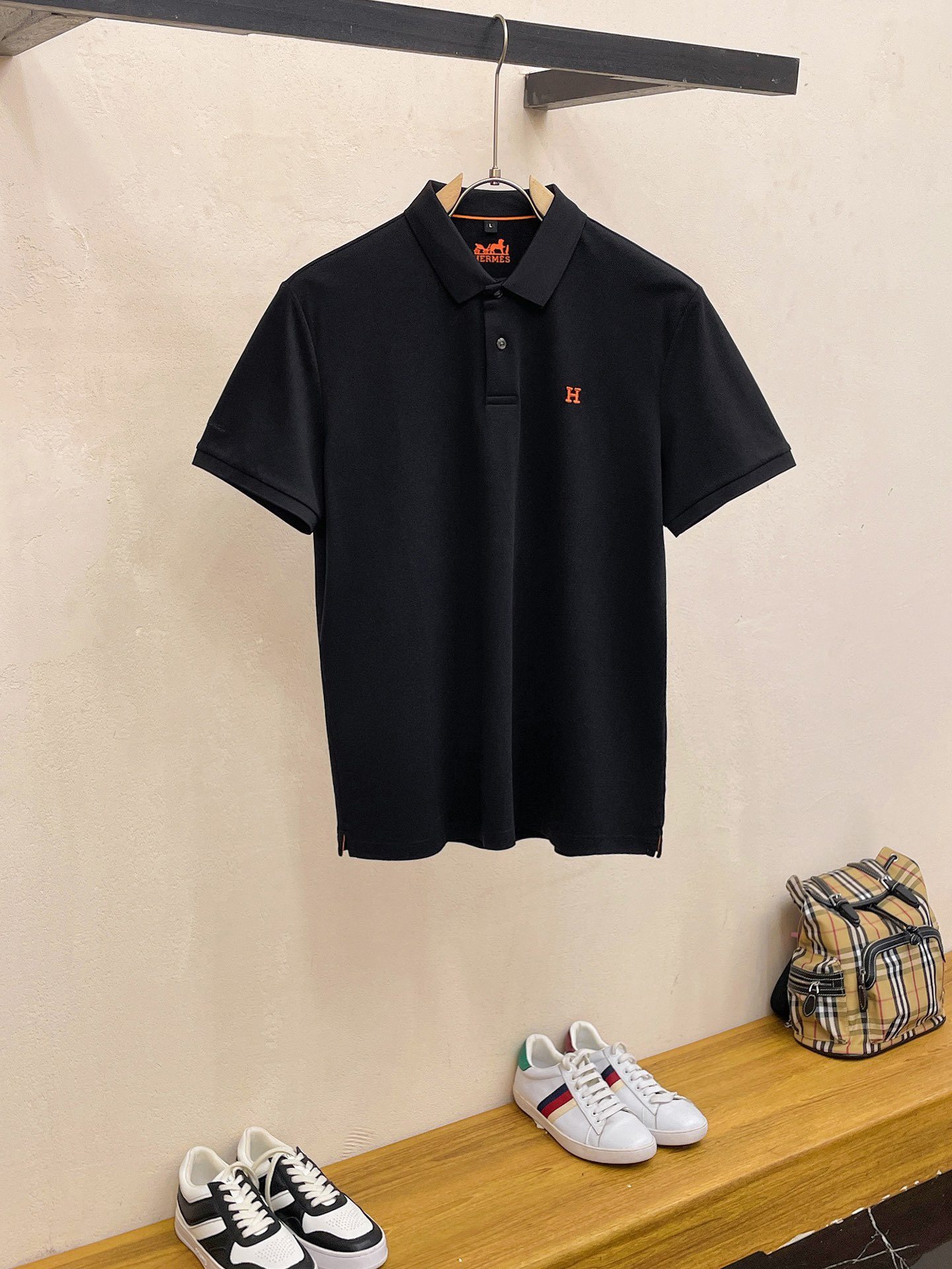 2024ss Summer New Style Men's Collared Polo Shirt with Letter Logo! Classic business men's style, the ceiling-level business men's style of high-end men's clothing! Simple, fashionable, and elegant without losing grace. It looks decent whether worn alone or as an inner layer. Quality and detail enthusiasts can take it without hesitation. Low-key yet luxurious and profound!