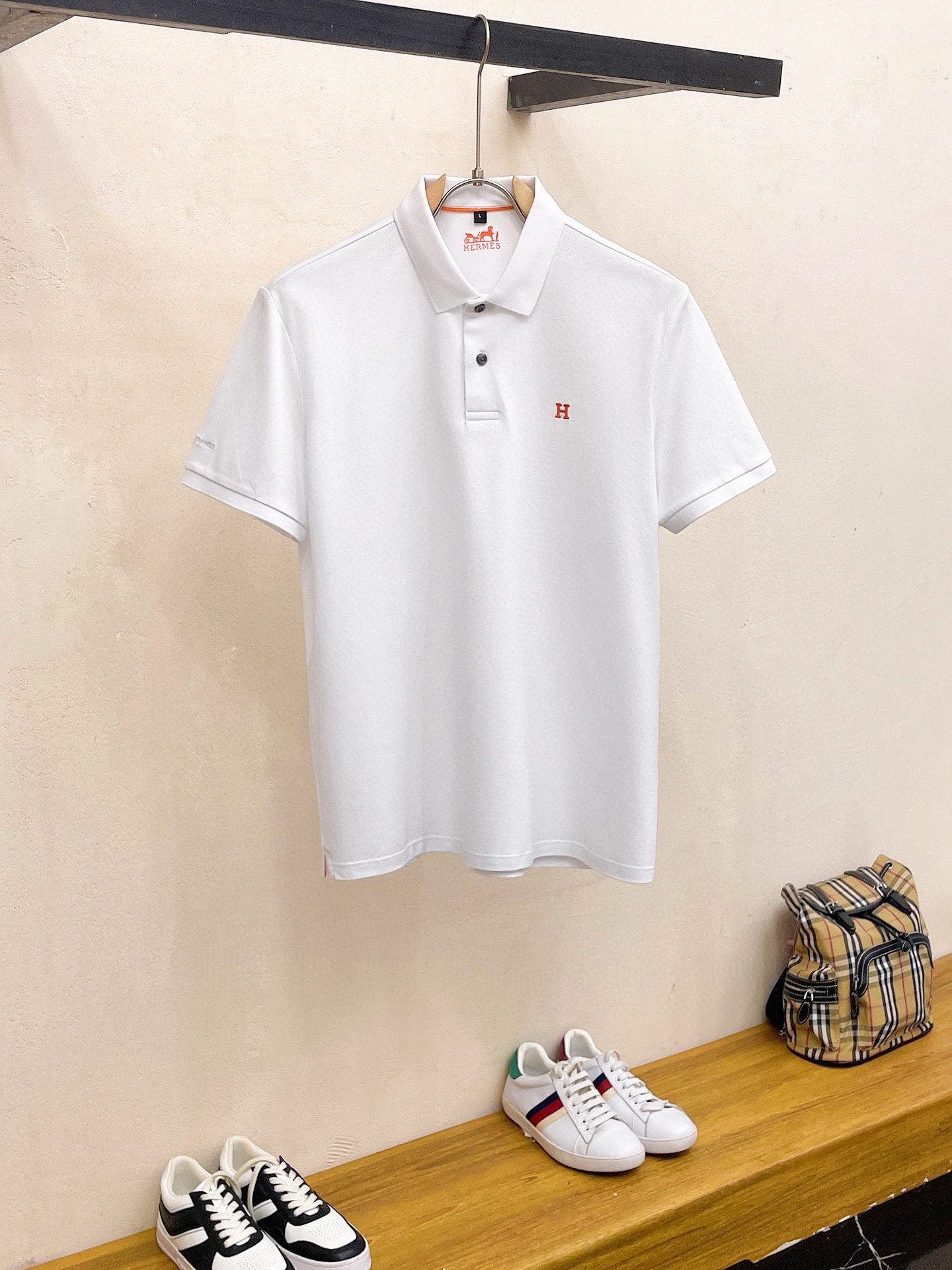 2024ss Summer New Style Men's Collared Polo Shirt with Letter Logo! Classic business men's style, the ceiling-level business men's style of high-end men's clothing! Simple, fashionable, and elegant without losing grace. It looks decent whether worn alone or as an inner layer. Quality and detail enthusiasts can take it without hesitation. Low-key yet luxurious and profound!