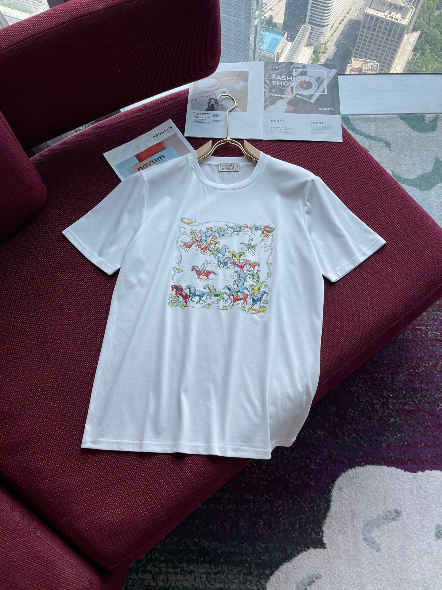 2024ss Summer Clothing New Arrivals. Available in the counter. The latest series pattern logo short-sleeved T-shirt. Everyone must have one! Imported top-level high-density 100% mercerized cotton fabric. Extremely skin-friendly and comfortable. It feels very delicate and has a good texture.