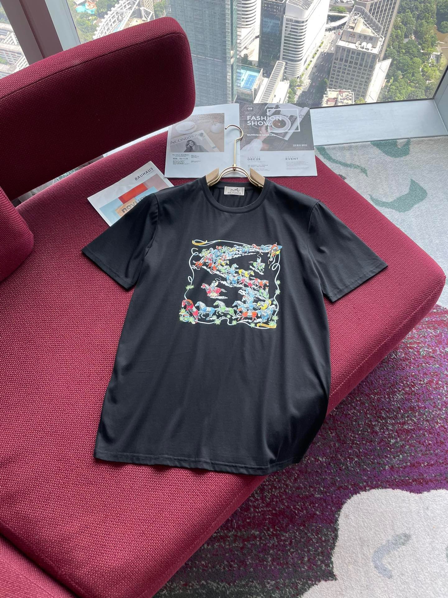 2024ss Summer Clothing New Arrivals. Available in the counter. The latest series pattern logo short-sleeved T-shirt. Everyone must have one! Imported top-level high-density 100% mercerized cotton fabric. Extremely skin-friendly and comfortable. It feels very delicate and has a good texture.