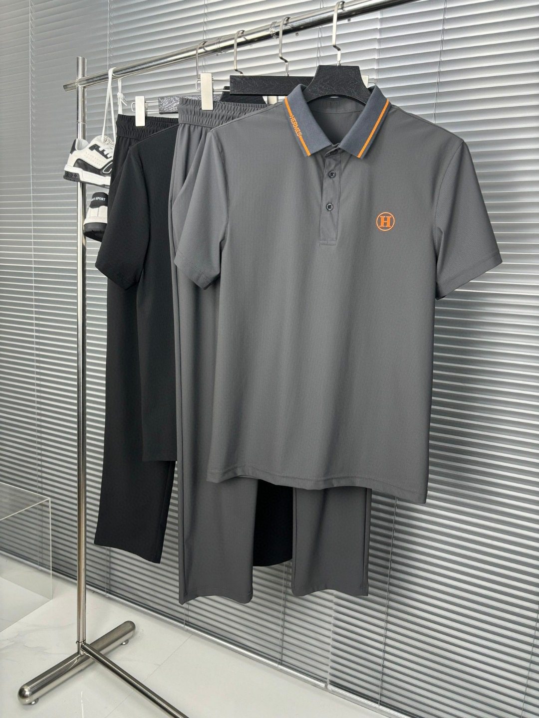 2024ss New Style Casual Sports Collared Short-Sleeved Set, High-End Version! The counter-customized smooth and stretchy fabric has high breathability and comfort, impeccable details, and the brand element design concept reflects high quality. The customer-supplied custom four-way stretch fabric has a smooth touch but is also stiff and stylish.