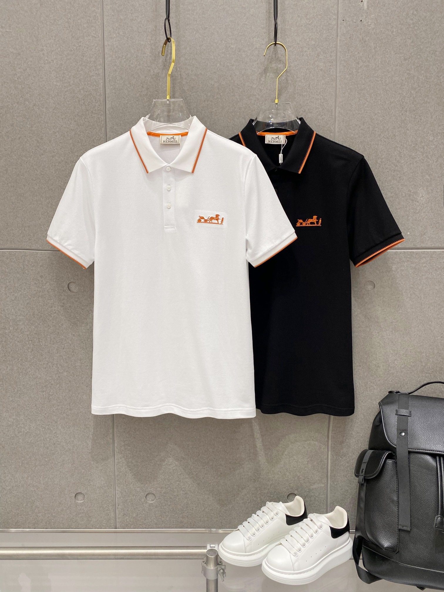 2024ss Summer New Style Logo Men's Collared Polo Shirt! Classic business men's style, the ceiling-level business men's style of high-end men's clothing! Simple, fashionable and elegant without losing grace. It looks decent whether worn alone or as an inner layer. Quality and detail enthusiasts can take it without hesitation. Low-key yet luxurious and profound!