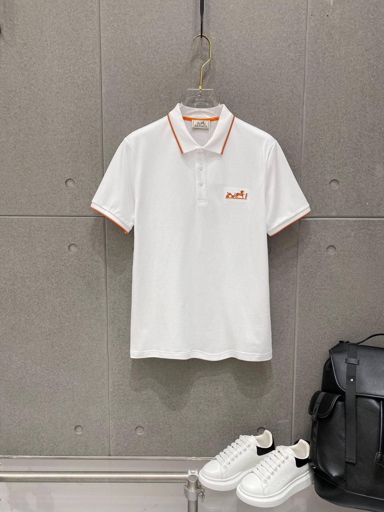 2024ss Summer New Style Logo Men's Collared Polo Shirt! Classic business men's style, the ceiling-level business men's style of high-end men's clothing! Simple, fashionable and elegant without losing grace. It looks decent whether worn alone or as an inner layer. Quality and detail enthusiasts can take it without hesitation. Low-key yet luxurious and profound!