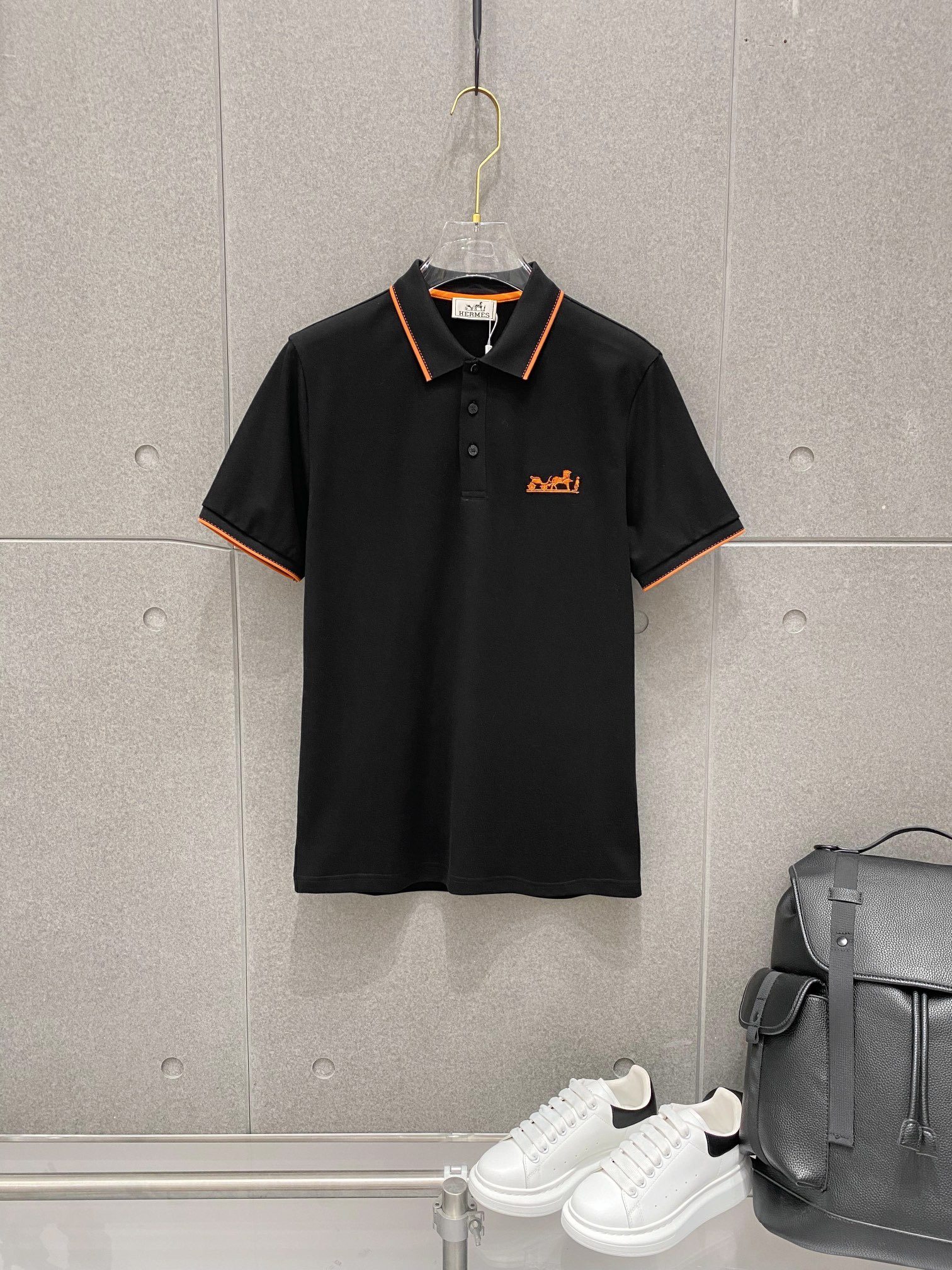 2024ss Summer New Style Logo Men's Collared Polo Shirt! Classic business men's style, the ceiling-level business men's style of high-end men's clothing! Simple, fashionable and elegant without losing grace. It looks decent whether worn alone or as an inner layer. Quality and detail enthusiasts can take it without hesitation. Low-key yet luxurious and profound!