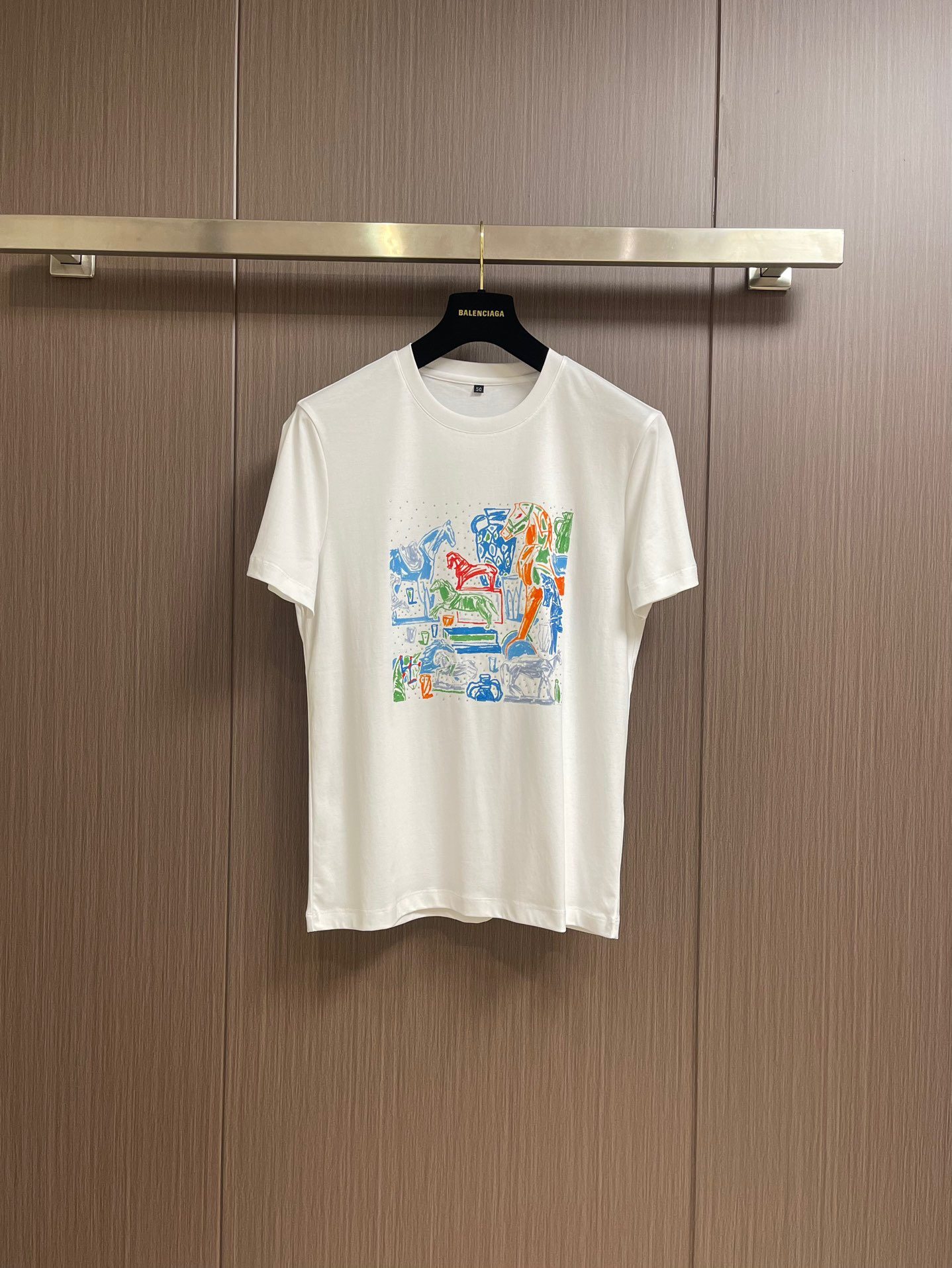 2024SS New Product Short Sleeve T-shirt with Illustrations of Galloping Horses, Handsome and Fashionable, Top Hand-drawn Printed Letter Logo, Simple and Versatile Style. The cotton fabric is not only stiff, maintaining the trendy silhouette, but also comfortable to wear, and the yarn weaving is more delicate.