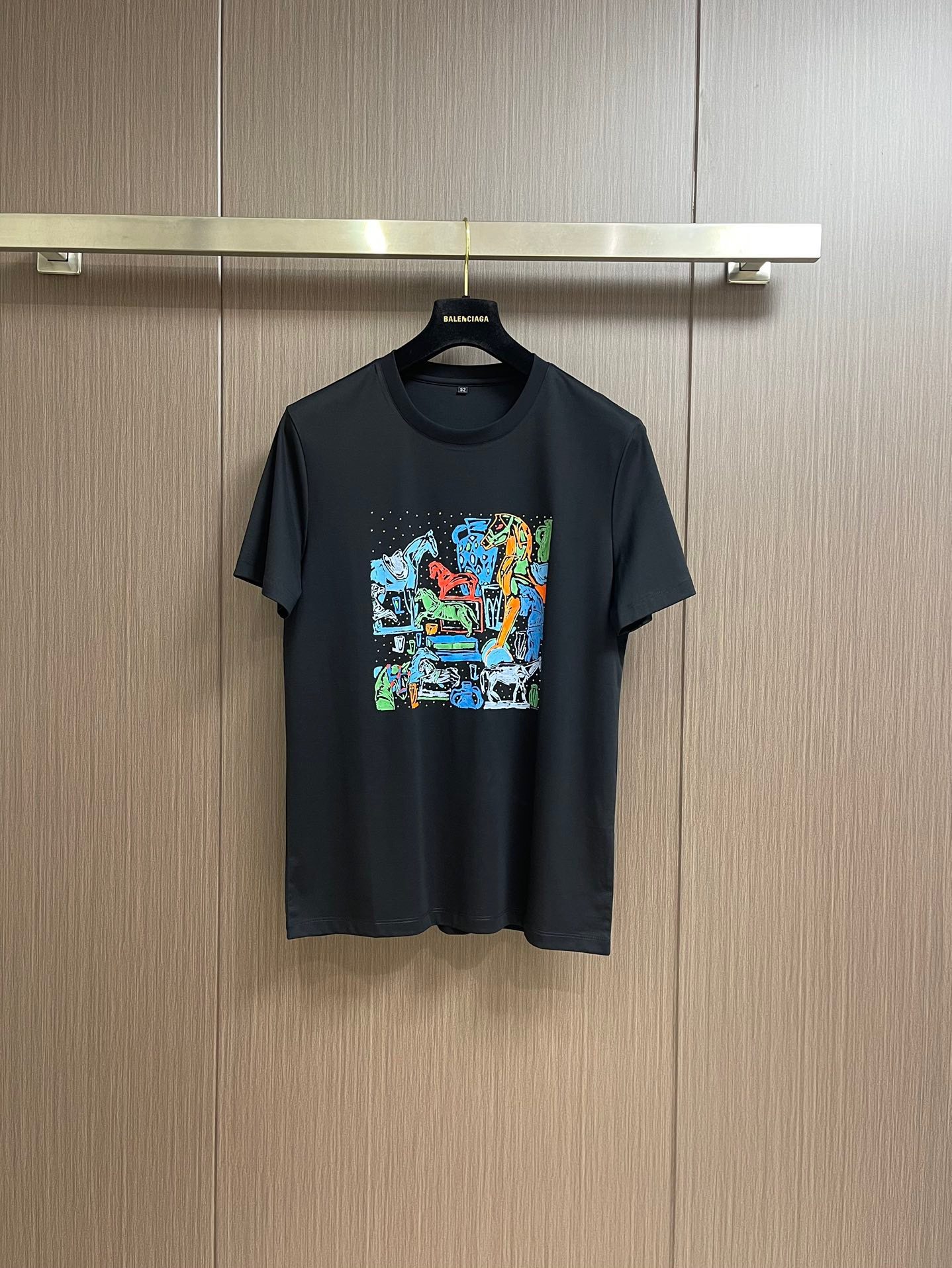 2024SS New Product Short Sleeve T-shirt with Illustrations of Galloping Horses, Handsome and Fashionable, Top Hand-drawn Printed Letter Logo, Simple and Versatile Style. The cotton fabric is not only stiff, maintaining the trendy silhouette, but also comfortable to wear, and the yarn weaving is more delicate.