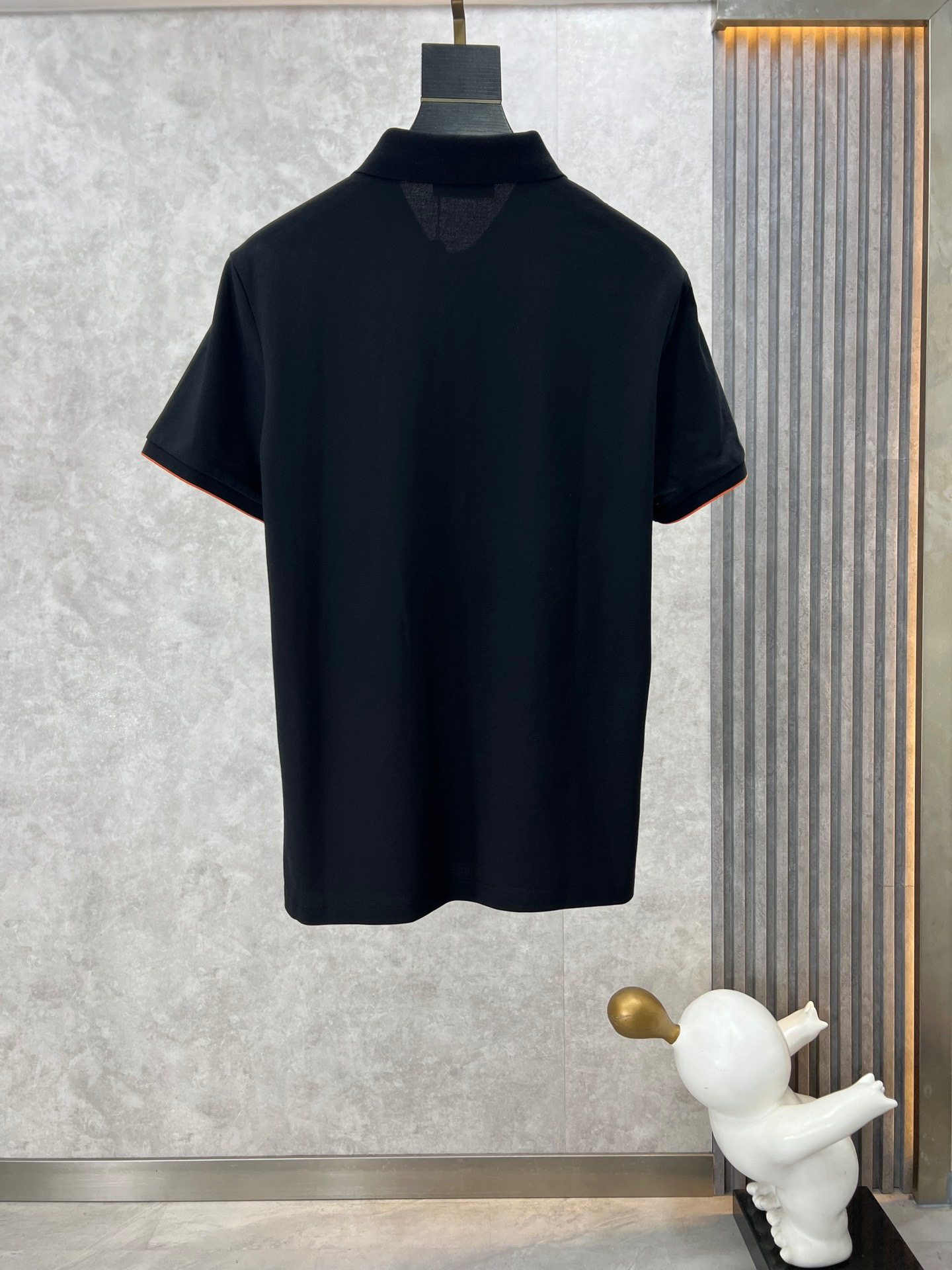 2024ss The same style as in the HK counter is updated simultaneously. Short-sleeved collared Polo. It uses custom pique cotton fabric. The brand letters on the chest are formed by embroidery craftsmanship to show the logo, highlighting the brand's luxury. It is a must-have item for high-end people.