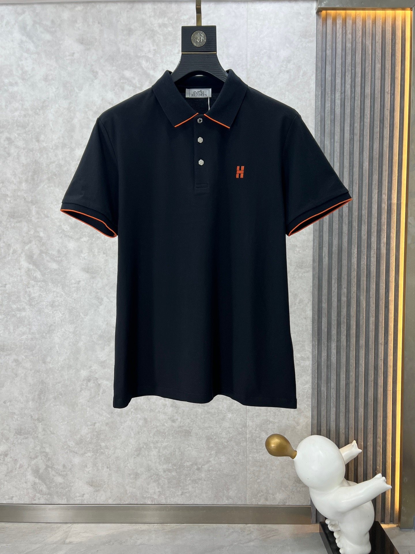 2024ss The same style as in the HK counter is updated simultaneously. Short-sleeved collared Polo. It uses custom pique cotton fabric. The brand letters on the chest are formed by embroidery craftsmanship to show the logo, highlighting the brand's luxury. It is a must-have item for high-end people.