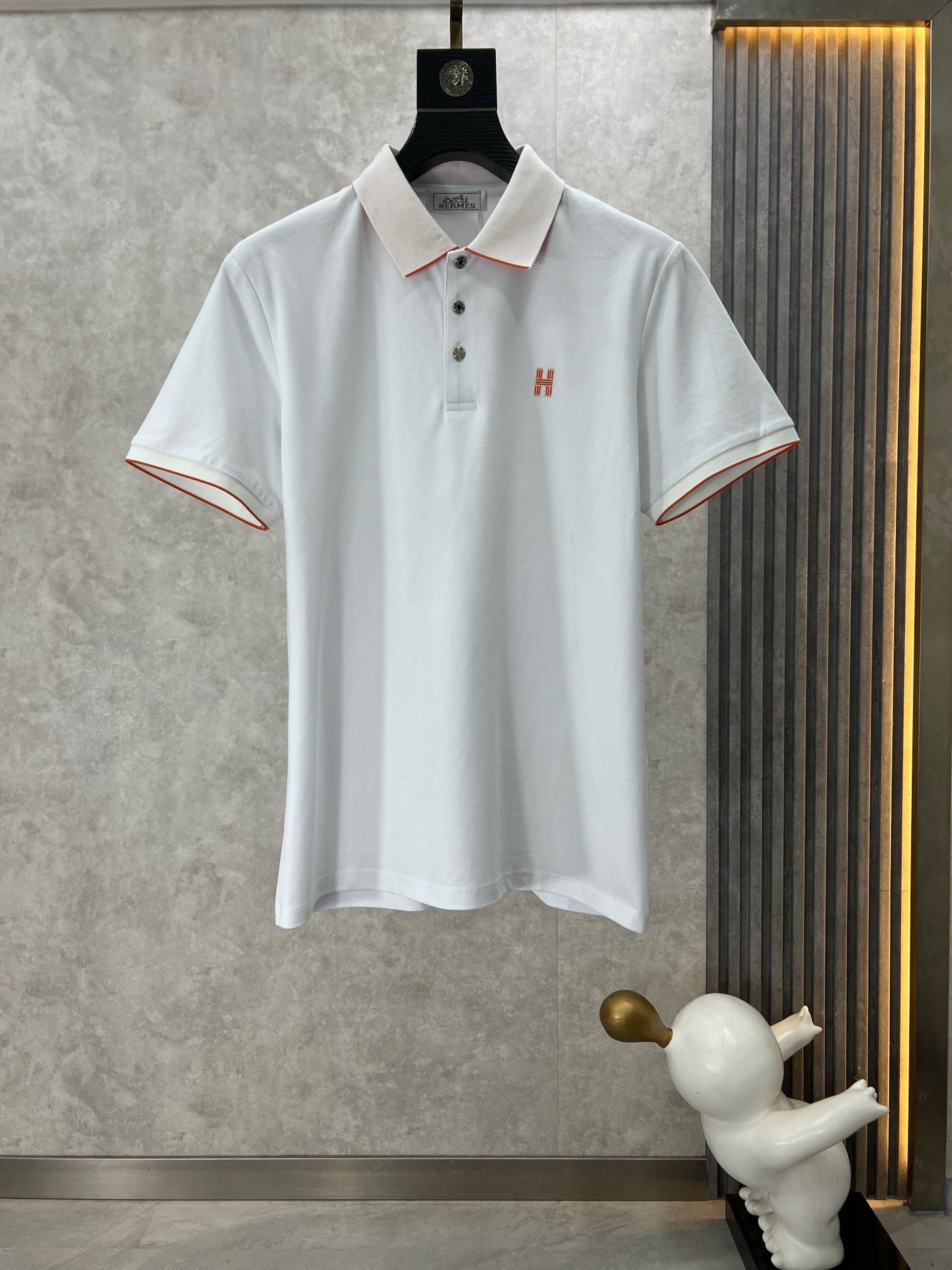 2024ss The same style as in the HK counter is updated simultaneously. Short-sleeved collared Polo. It uses custom pique cotton fabric. The brand letters on the chest are formed by embroidery craftsmanship to show the logo, highlighting the brand's luxury. It is a must-have item for high-end people.