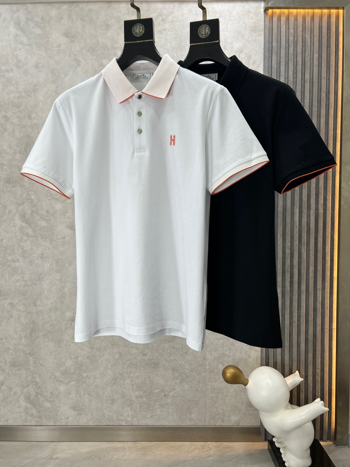 2024ss The same style as in the HK counter is updated simultaneously. Short-sleeved collared Polo. It uses custom pique cotton fabric. The brand letters on the chest are formed by embroidery craftsmanship to show the logo, highlighting the brand's luxury. It is a must-have item for high-end people.