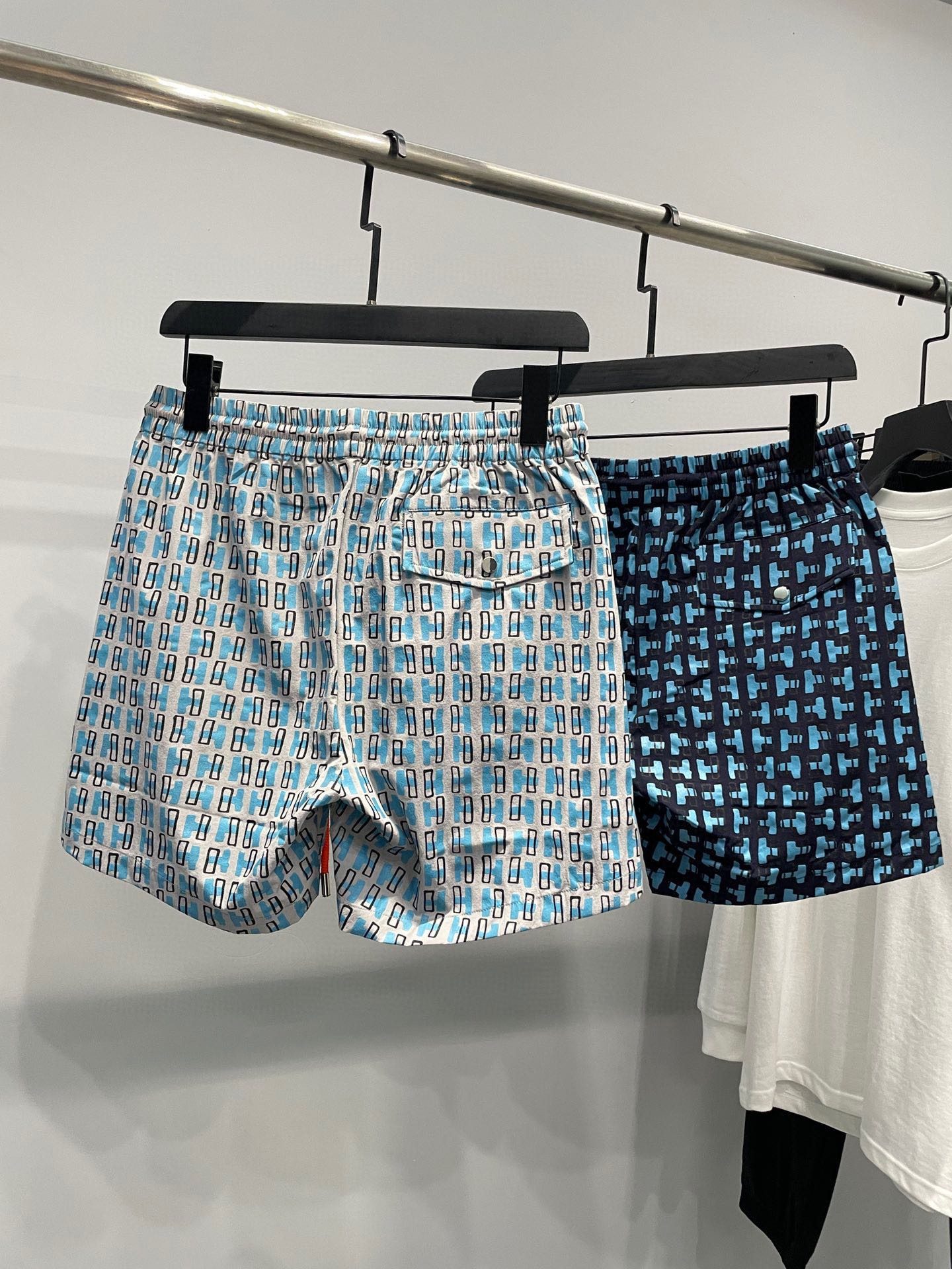 The latest 2024 spring and summer men's casual shorts with all-over H print, can also be worn as swimming trunks or beach shorts; Classic drawstring shorts!