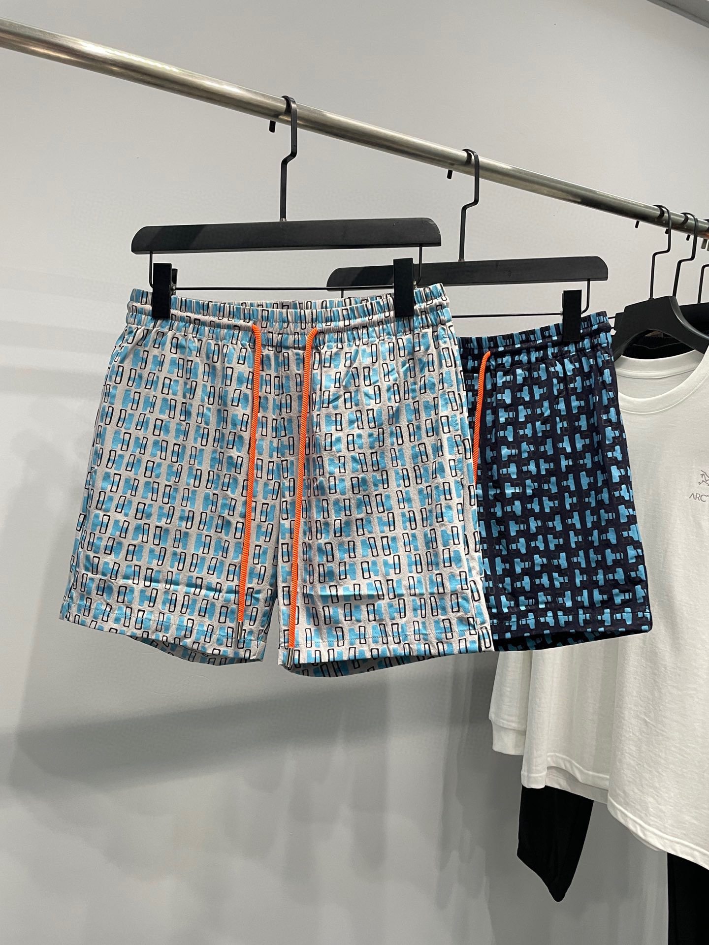 The latest 2024 spring and summer men's casual shorts with all-over H print, can also be worn as swimming trunks or beach shorts; Classic drawstring shorts!