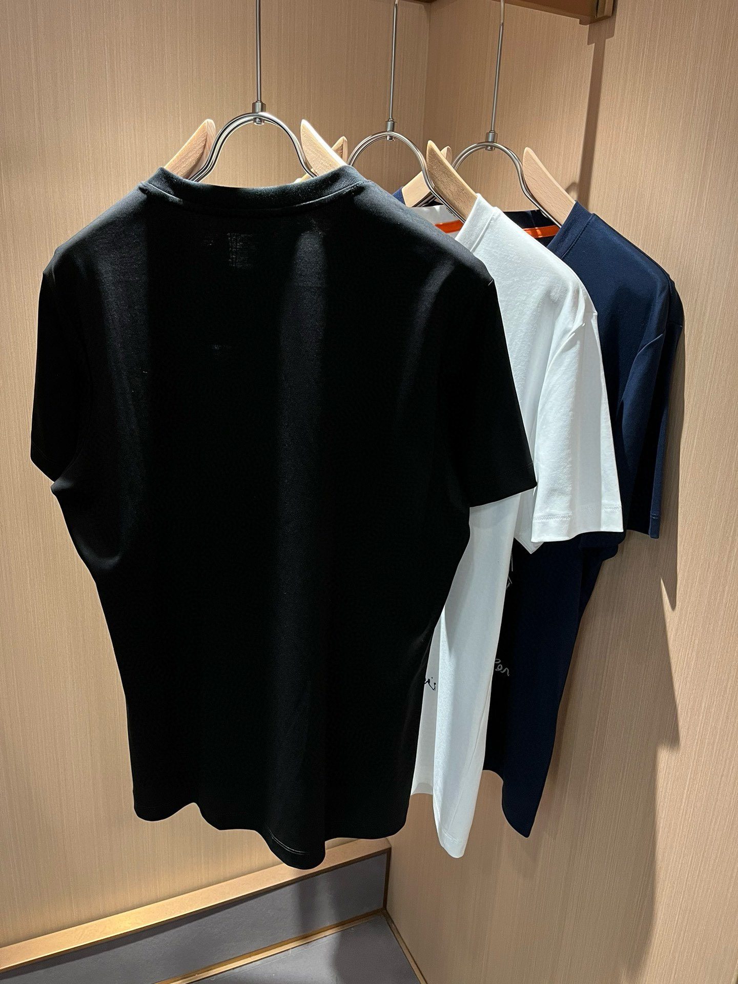 The 2024 spring and summer new style men's short-sleeved base T-shirt, a brand-new upgraded all-match basic style, low-key and luxurious, a choice of quality! Carefully selected high-quality pure cotton fabric! It is made to enjoy a relaxed and comfortable wearing experience, with an extremely strong vertical performance.