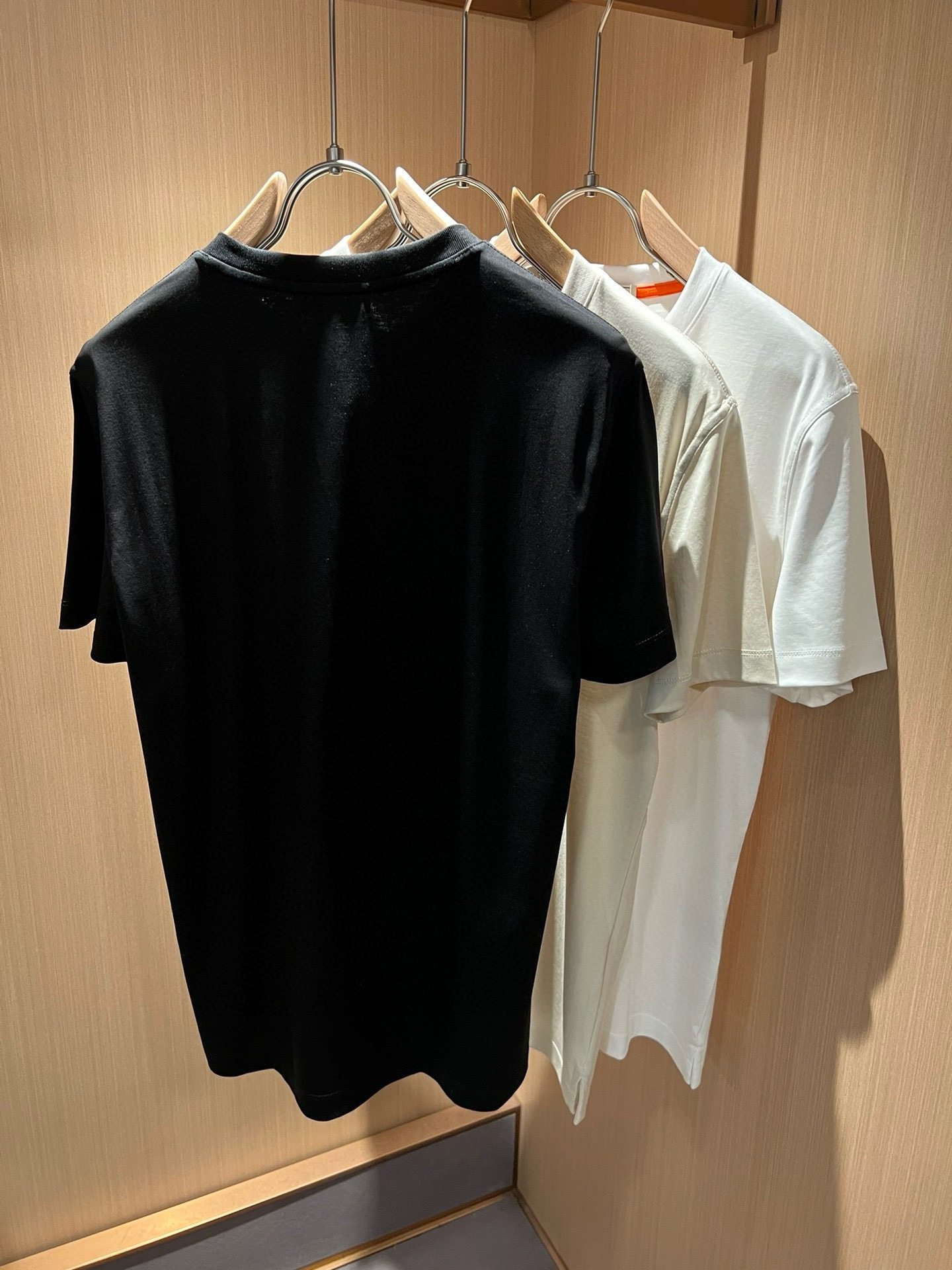 The 2024 spring and summer new style men's short-sleeved base T-shirt, a brand-new upgraded all-match basic style, low-key and luxurious, a choice of quality! Carefully selected high-quality pure cotton fabric! It is made to enjoy a relaxed and comfortable wearing experience, with an extremely strong vertical performance.