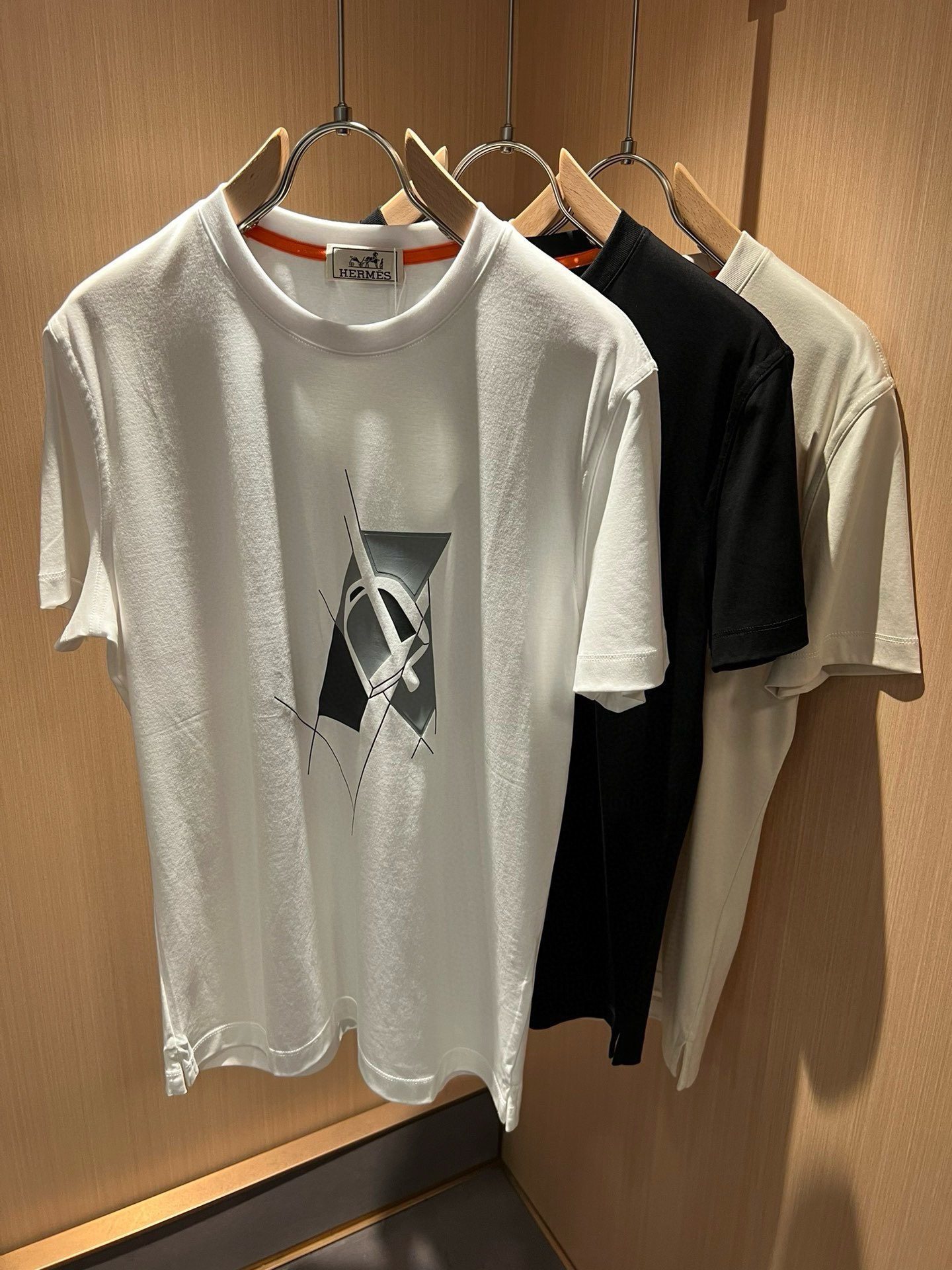 The 2024 spring and summer new style men's short-sleeved base T-shirt, a brand-new upgraded all-match basic style, low-key and luxurious, a choice of quality! Carefully selected high-quality pure cotton fabric! It is made to enjoy a relaxed and comfortable wearing experience, with an extremely strong vertical performance.