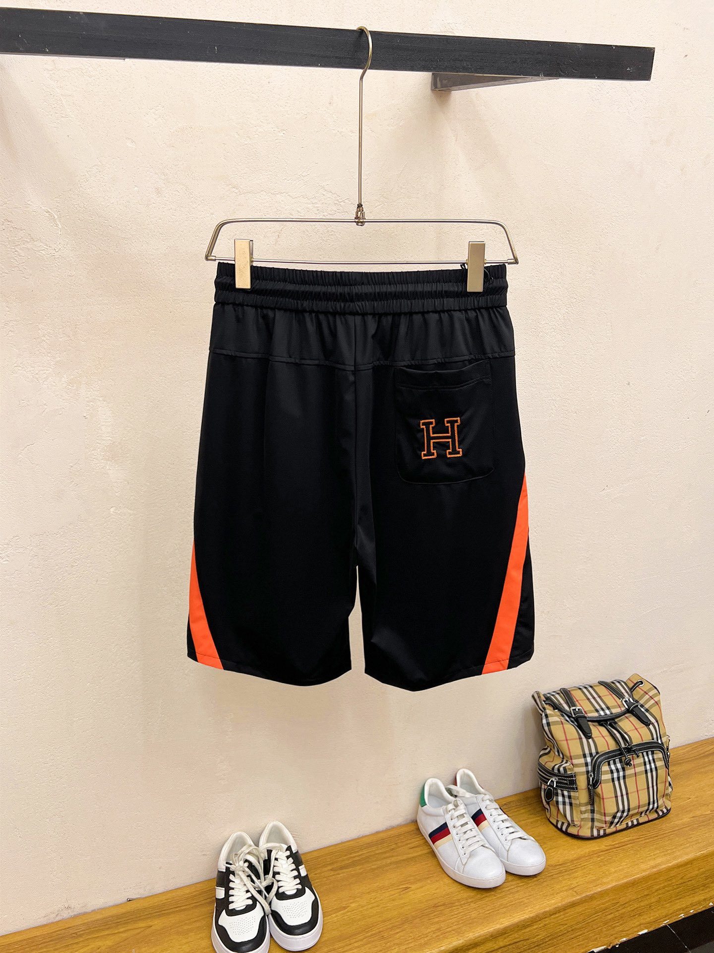 The 2024 summer new style men's casual shorts. The high-end custom-made breathable fabric is highly breathable, elastic and comfortable. The details are impeccable. It is equipped with top-level accessories. The original logo design concept. The hand feel is delicate and soft! The upper body fit is excellent.