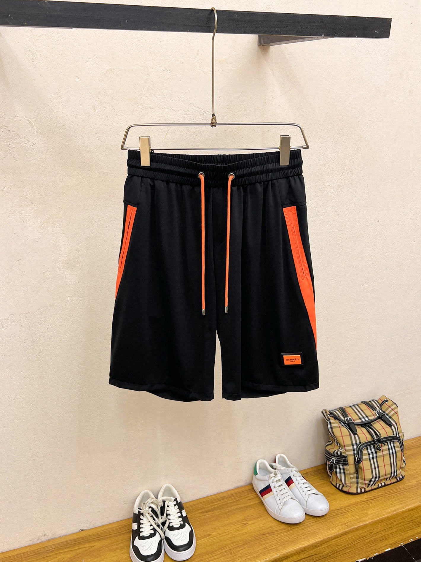 The 2024 summer new style men's casual shorts. The high-end custom-made breathable fabric is highly breathable, elastic and comfortable. The details are impeccable. It is equipped with top-level accessories. The original logo design concept. The hand feel is delicate and soft! The upper body fit is excellent.