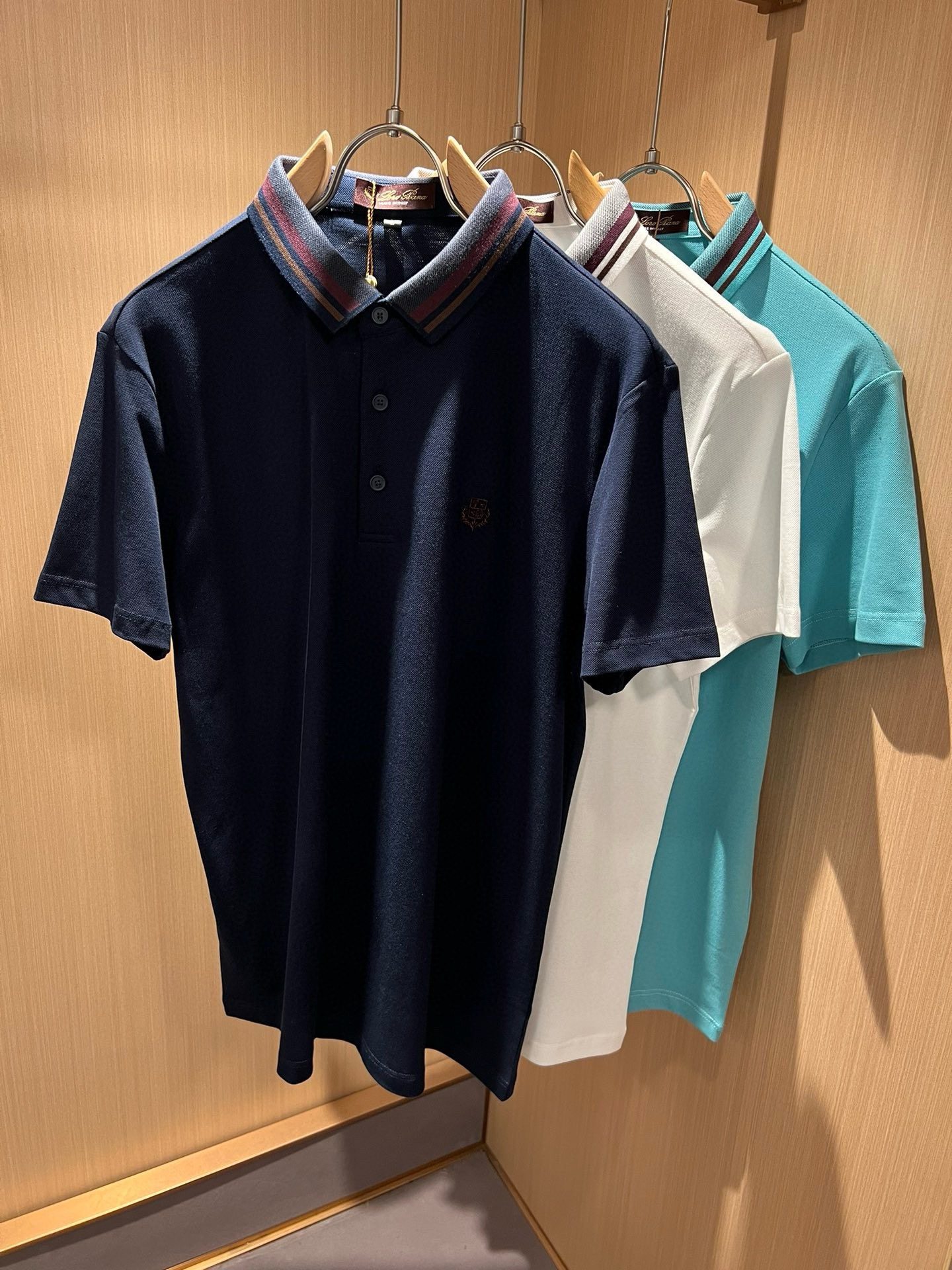 2024 Spring and Summer Men's Polo shirt, the latest trade order short-sleeved T-shirt, complete quality!!! Internet celebrity style! Adopting logo pattern embroidery design! Comfortable and breathable when worn, not stiff, and the overall has a rich three-dimensional sense.