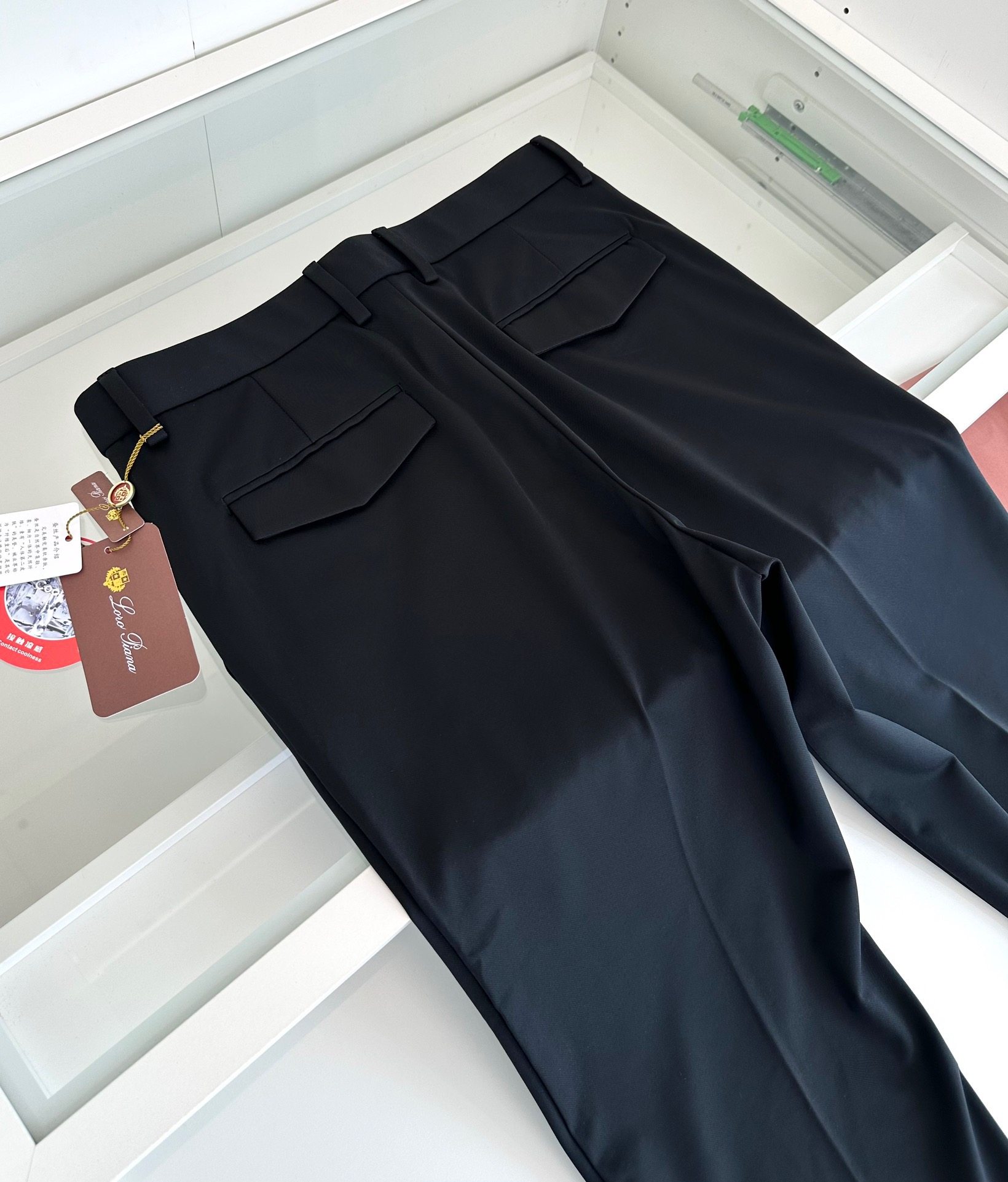 LP Loro Pina Nuopiana. Recommended for the old money and the nouveau riche. Business commuting. Cool summer with blended fabric straight casual pants. Classic business casual pants. Fitted tailoring. Side inset pockets. Hidden placket.