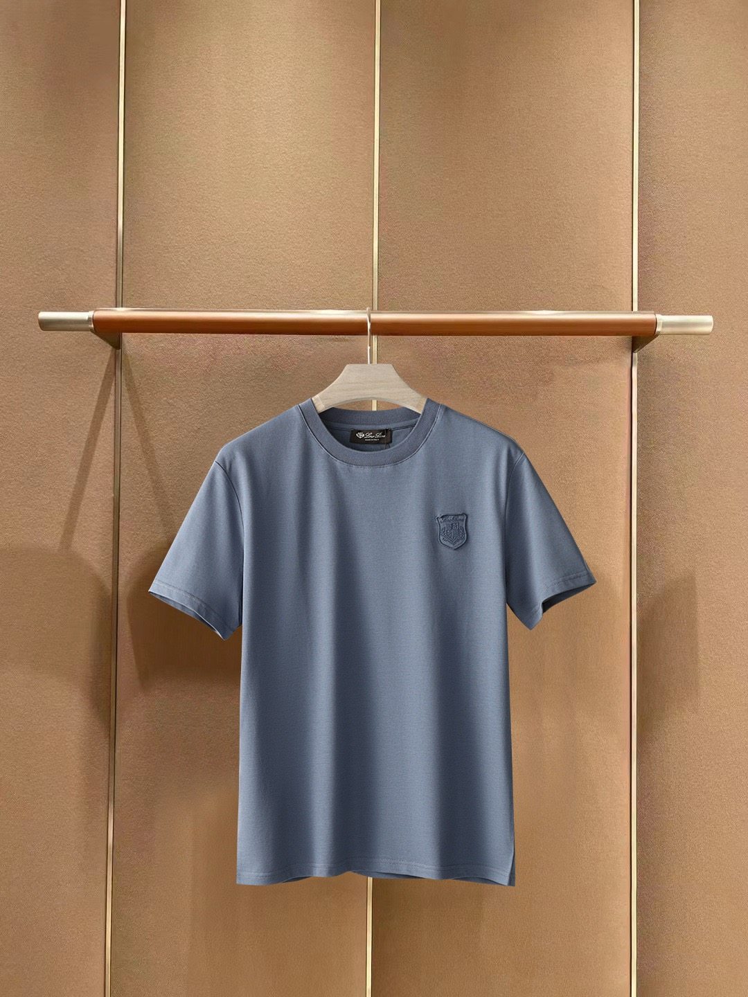 LP 2024 Spring/Summer latest collection. Classic and fashionable design elements inject full vitality into the new collection. Simple and elegant. This T-shirt is carefully selected and made of 100% imported cotton fabric provided by customers. The fabric feels skin-friendly, soft and delicate, providing an extremely comfortable and breathable wearing experience. The entire item is highly eye-catching and fashionable.