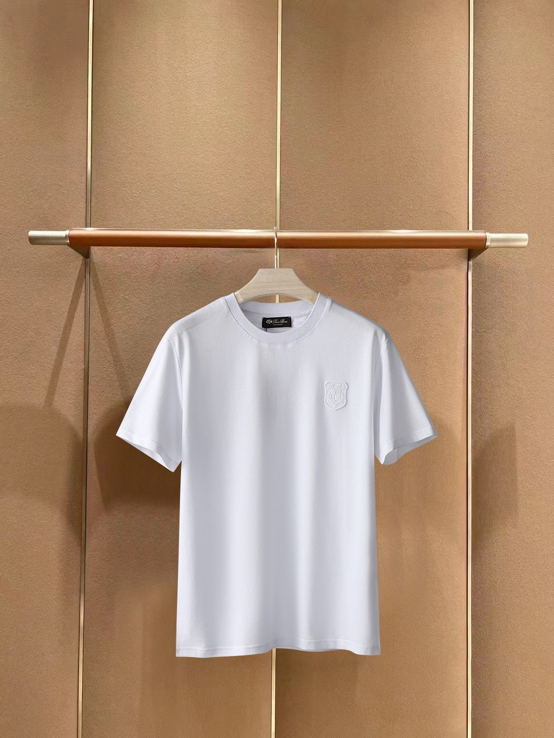 LP 2024 Spring/Summer latest collection. Classic and fashionable design elements inject full vitality into the new collection. Simple and elegant. This T-shirt is carefully selected and made of 100% imported cotton fabric provided by customers. The fabric feels skin-friendly, soft and delicate, providing an extremely comfortable and breathable wearing experience. The entire item is highly eye-catching and fashionable.