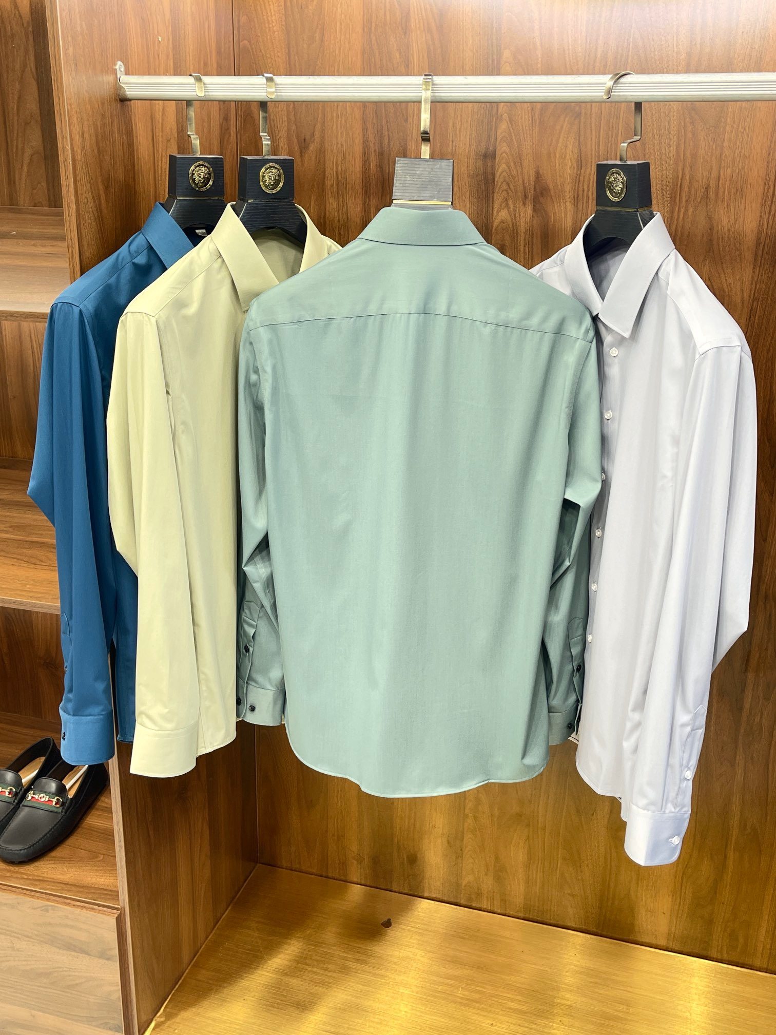 LP business casual shirt made of bamboo fiber fabric has a silky touch, anti-wrinkle and non-ironing properties, as well as a square collar design. This kind of shirt usually adopts high-count yarn bamboo fiber fabric, which has a soft texture, good breathability and is comfortable to wear. Bamboo fiber also has natural antibacterial properties, which can effectively inhibit the growth of bacteria and protect the health of the skin.