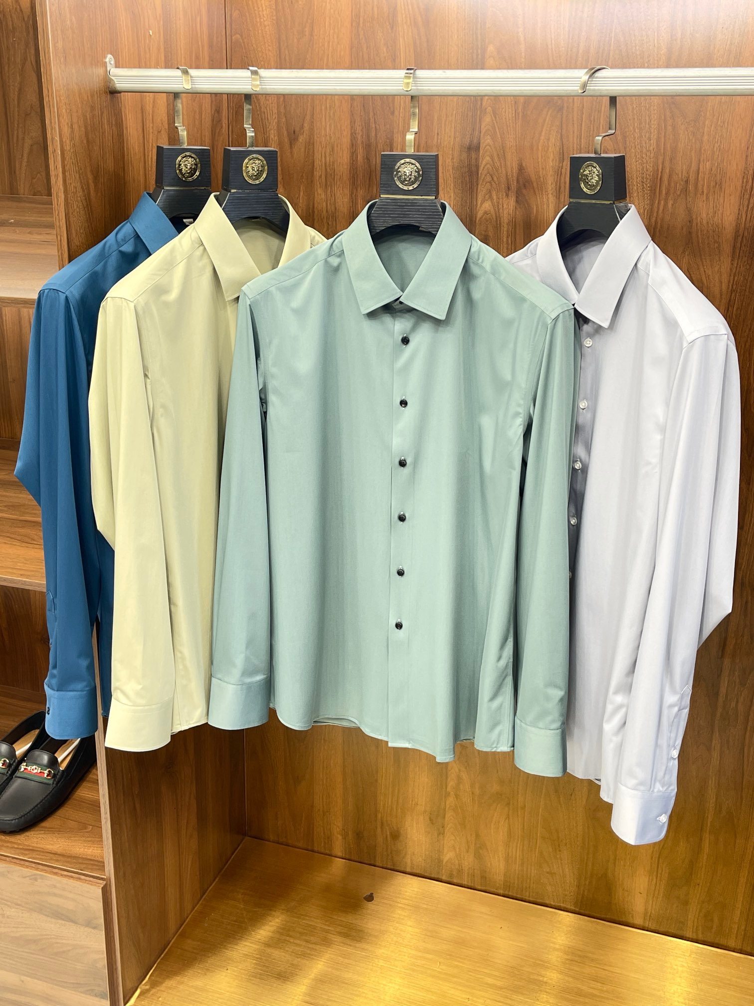 LP business casual shirt made of bamboo fiber fabric has a silky touch, anti-wrinkle and non-ironing properties, as well as a square collar design. This kind of shirt usually adopts high-count yarn bamboo fiber fabric, which has a soft texture, good breathability and is comfortable to wear. Bamboo fiber also has natural antibacterial properties, which can effectively inhibit the growth of bacteria and protect the health of the skin.