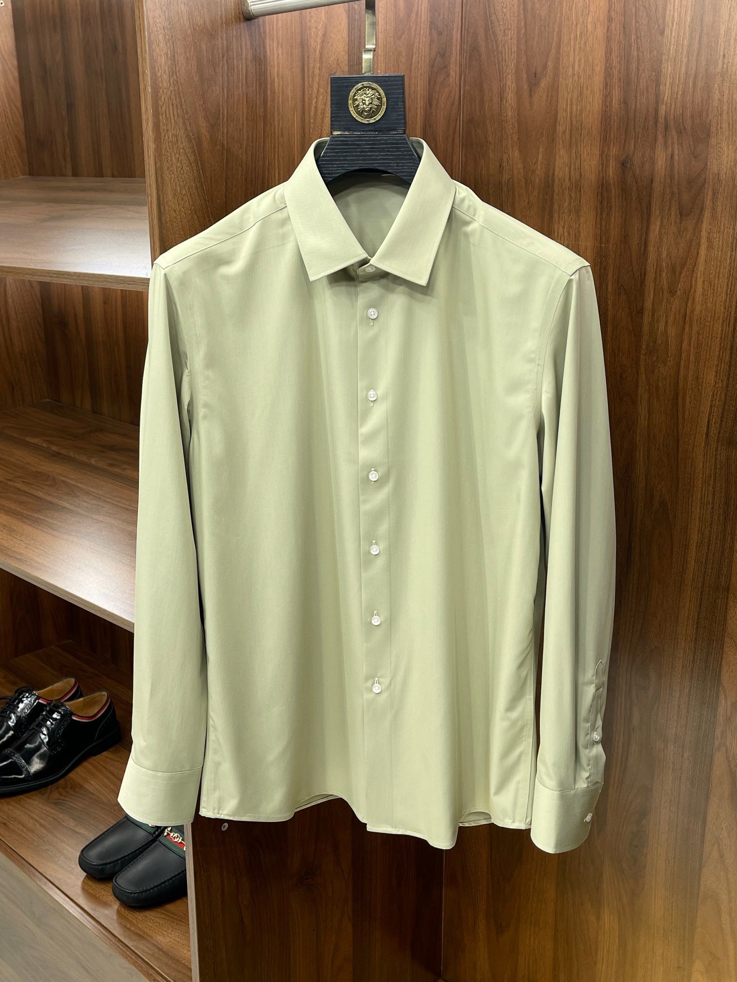 LP business casual shirt made of bamboo fiber fabric has a silky touch, anti-wrinkle and non-ironing properties, as well as a square collar design. This kind of shirt usually adopts high-count yarn bamboo fiber fabric, which has a soft texture, good breathability and is comfortable to wear. Bamboo fiber also has natural antibacterial properties, which can effectively inhibit the growth of bacteria and protect the health of the skin.