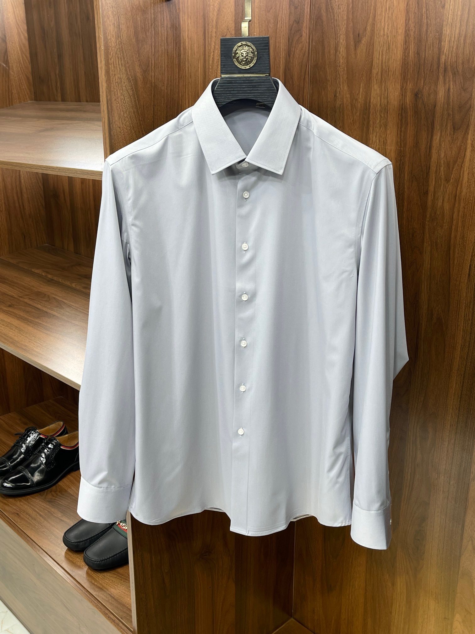 LP business casual shirt made of bamboo fiber fabric has a silky touch, anti-wrinkle and non-ironing properties, as well as a square collar design. This kind of shirt usually adopts high-count yarn bamboo fiber fabric, which has a soft texture, good breathability and is comfortable to wear. Bamboo fiber also has natural antibacterial properties, which can effectively inhibit the growth of bacteria and protect the health of the skin.