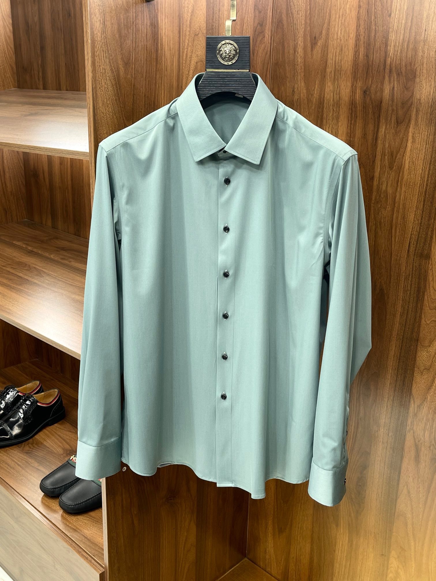 LP business casual shirt made of bamboo fiber fabric has a silky touch, anti-wrinkle and non-ironing properties, as well as a square collar design. This kind of shirt usually adopts high-count yarn bamboo fiber fabric, which has a soft texture, good breathability and is comfortable to wear. Bamboo fiber also has natural antibacterial properties, which can effectively inhibit the growth of bacteria and protect the health of the skin.