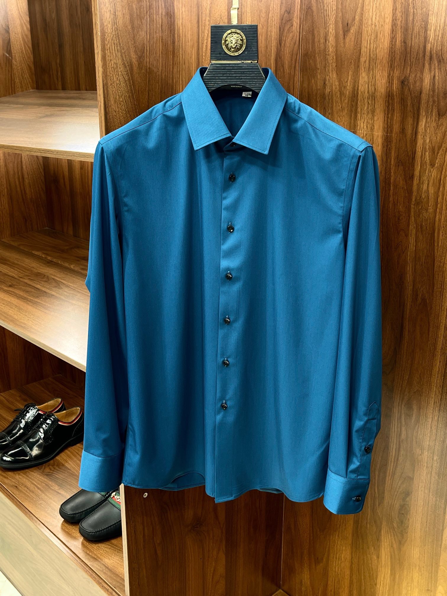 LP business casual shirt made of bamboo fiber fabric has a silky touch, anti-wrinkle and non-ironing properties, as well as a square collar design. This kind of shirt usually adopts high-count yarn bamboo fiber fabric, which has a soft texture, good breathability and is comfortable to wear. Bamboo fiber also has natural antibacterial properties, which can effectively inhibit the growth of bacteria and protect the health of the skin.