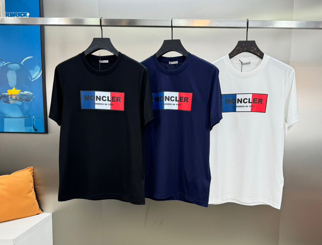 24s new round-neck T-shirt. Simple basic style. Brand letter logo printing design. Matched with the classic combination of blue, white and red. Classic small cap matching on the cuffs. Clean, refreshing, simple and generous.