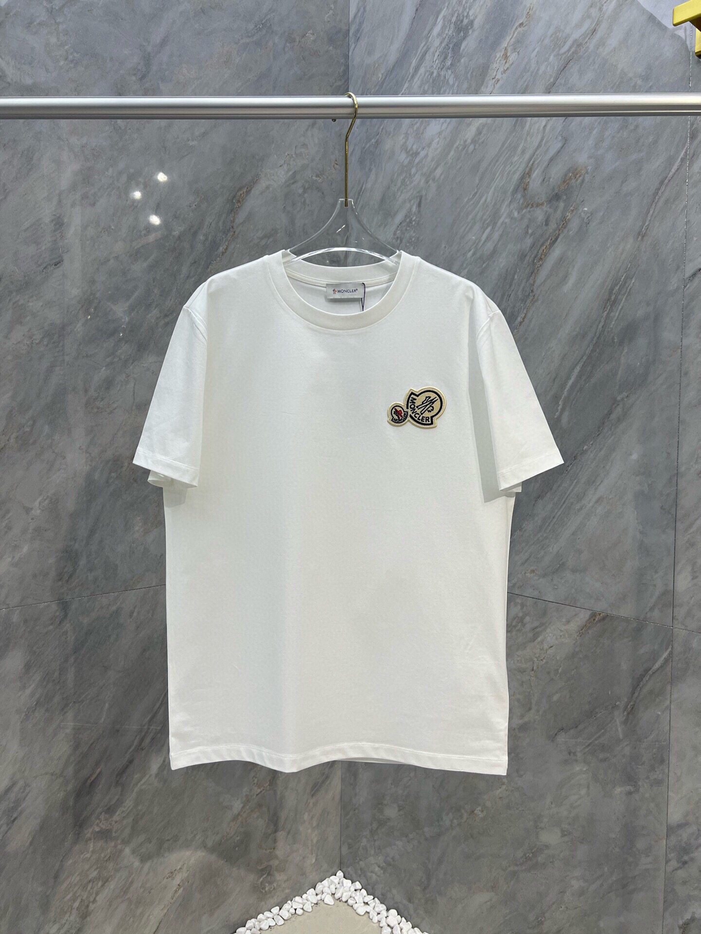 Summer new product, round-neck short-sleeved T-shirt with double-logo three-dimensional embroidery logo. The front is decorated with double-logo three-dimensional embroidery brand elements to show brand recognition. The minimalist style design is a very versatile item. Customized 80-count double-strand mercerized cotton fabric with high count and high density. It is comfortable and breathable when worn, and the fabric is fine and slightly elastic.