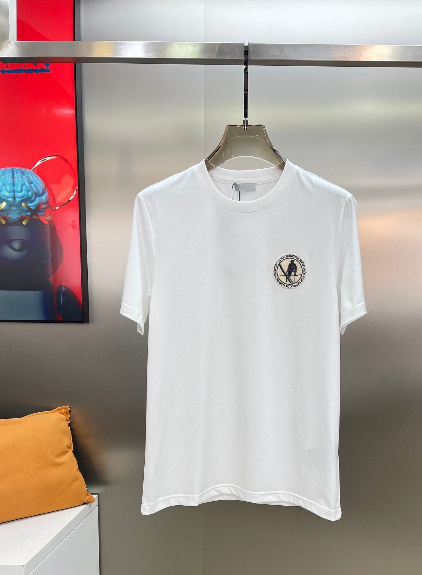 24s men's round-neck T-shirt for summer. The new LOGO has a distinct recognition and is super sincere!!! 3D embroidery design. Made of 190g mercerized cotton fabric custom-woven for customers. The fabric texture of the entire item is excellent, and it is comfortable and breathable to wear.