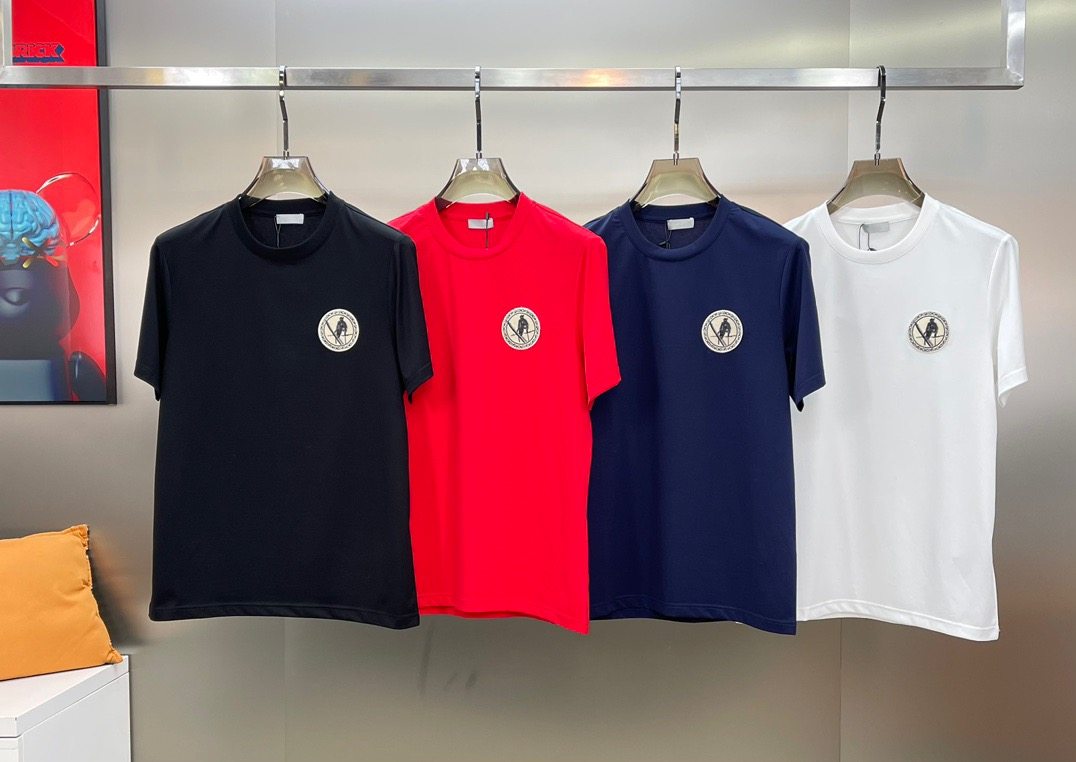 24s men's round-neck T-shirt for summer. The new LOGO has a distinct recognition and is super sincere!!! 3D embroidery design. Made of 190g mercerized cotton fabric custom-woven for customers. The fabric texture of the entire item is excellent, and it is comfortable and breathable to wear.