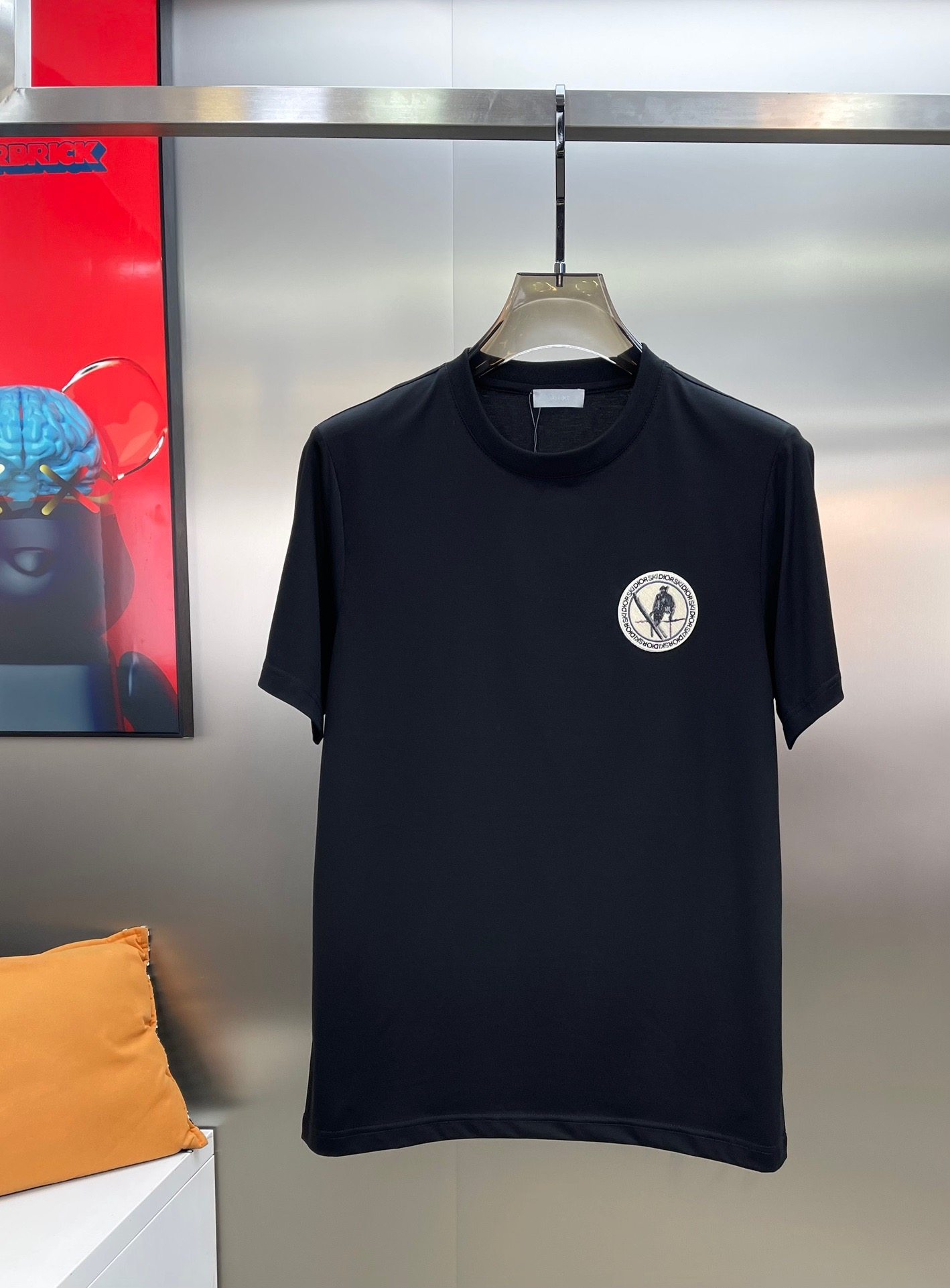 24s men's round-neck T-shirt for summer. The new LOGO has a distinct recognition and is super sincere!!! 3D embroidery design. Made of 190g mercerized cotton fabric custom-woven for customers. The fabric texture of the entire item is excellent, and it is comfortable and breathable to wear.