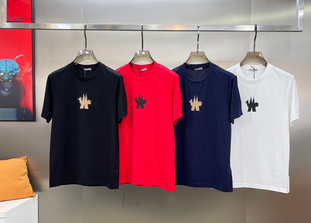 24s men's round-neck T-shirt for summer. The new LOGO has a distinct recognition and is super sincere!!! 3D embroidery design. Made of 190g mercerized cotton fabric custom-woven for customers. The fabric texture of the entire item is excellent, and it is comfortable and breathable to wear.