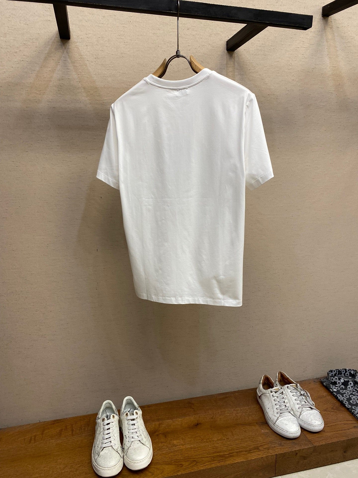 Mengjia, the new short-sleeved T-shirt is amazing 😍. It's easy to match for daily outings. Short-sleeved T-shirt made of custom pure cotton elastic cotton fabric. The charm lies in creating a simple and luxurious sense of fashion. Feel the unique temperament of the British style with random matching.