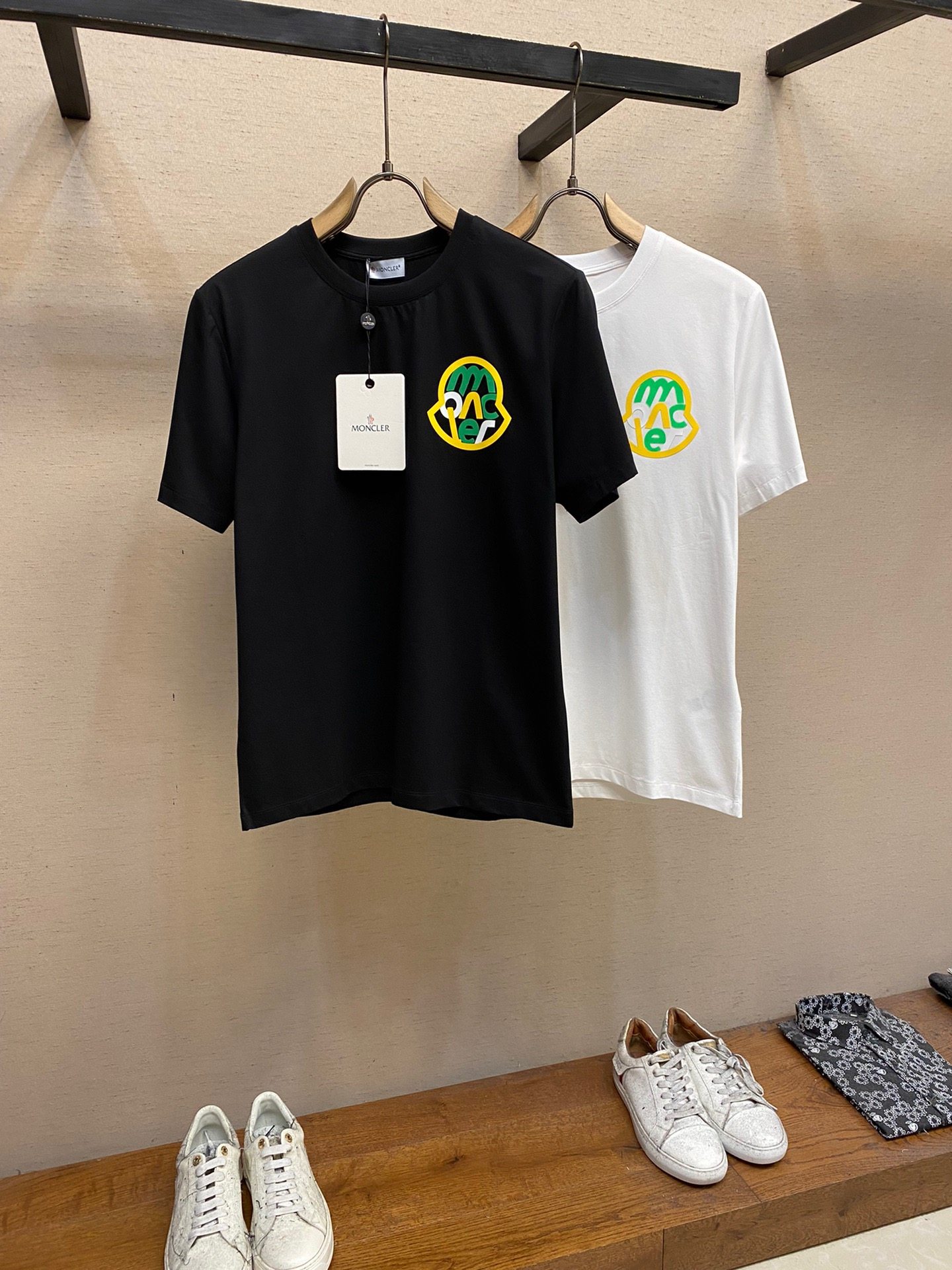 Mengjia, the new short-sleeved T-shirt is amazing 😍. It's easy to match for daily outings. Short-sleeved T-shirt made of custom pure cotton elastic cotton fabric. The charm lies in creating a simple and luxurious sense of fashion. Feel the unique temperament of the British style with random matching.