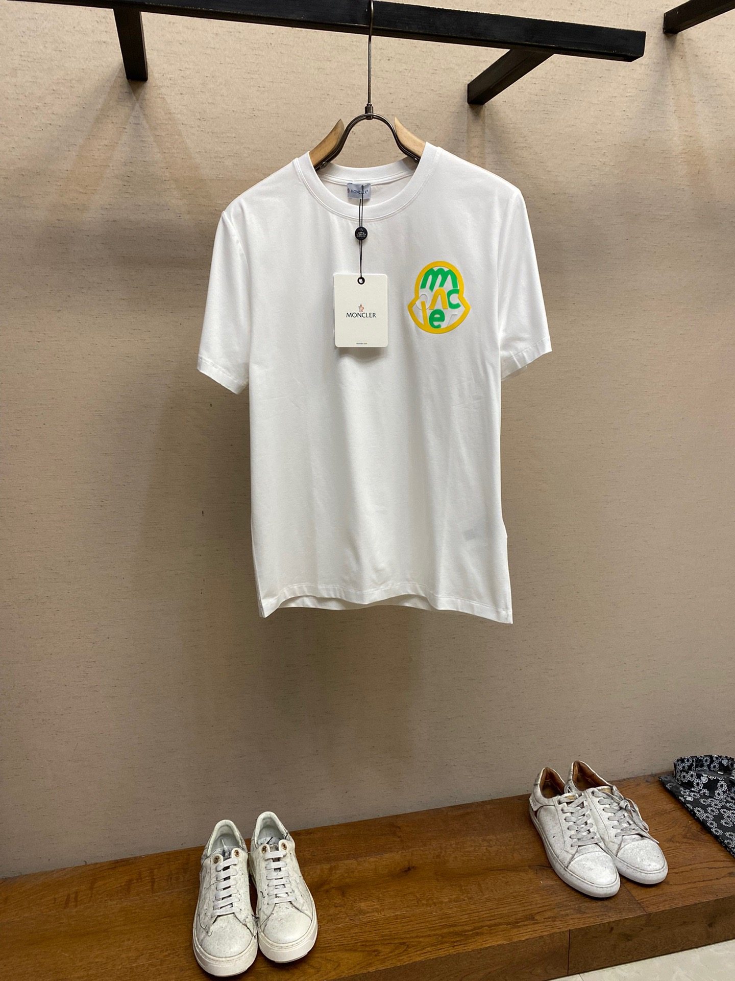 Mengjia, the new short-sleeved T-shirt is amazing 😍. It's easy to match for daily outings. Short-sleeved T-shirt made of custom pure cotton elastic cotton fabric. The charm lies in creating a simple and luxurious sense of fashion. Feel the unique temperament of the British style with random matching.