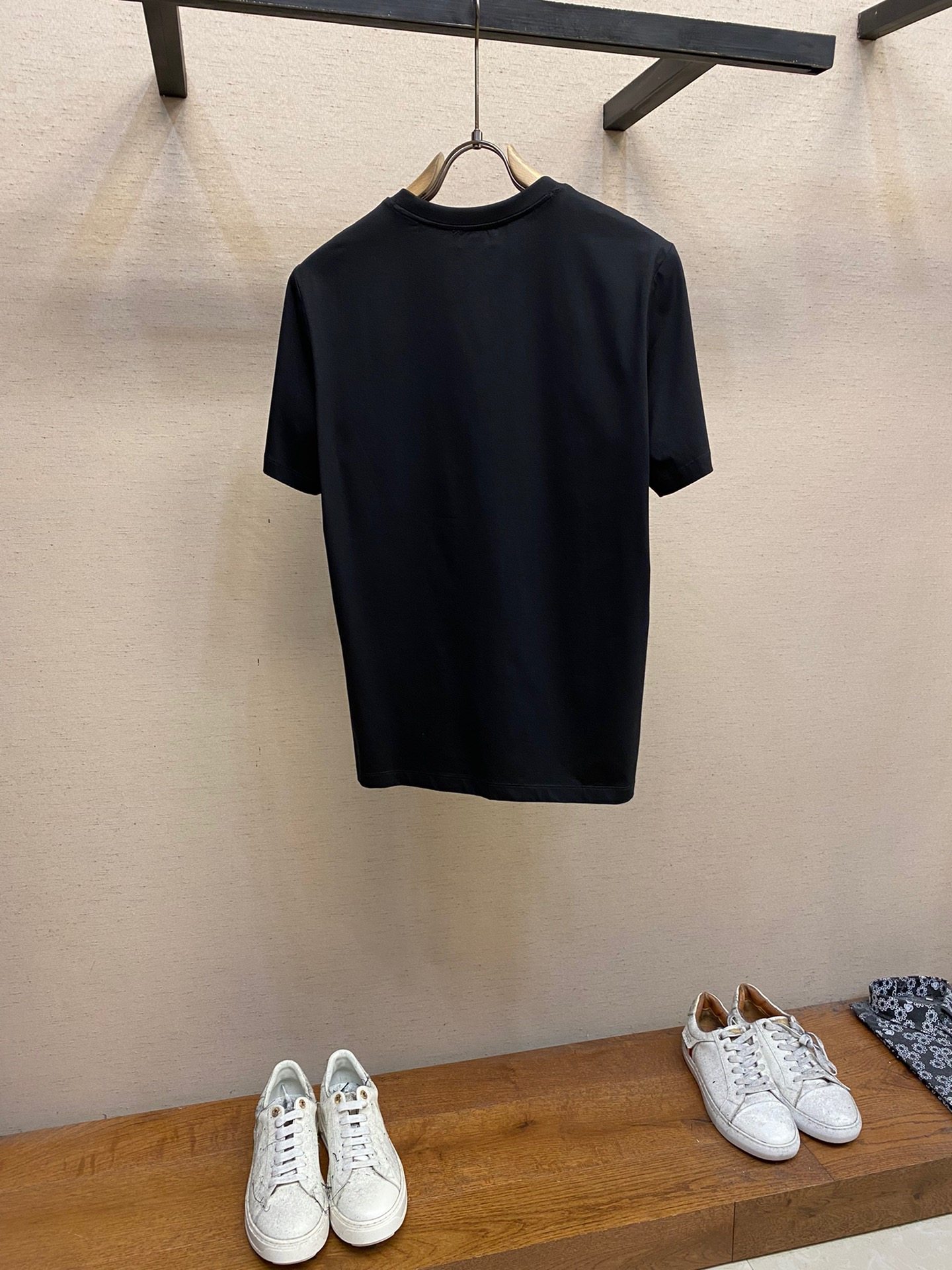 Mengjia, the new short-sleeved T-shirt is amazing 😍. It's easy to match for daily outings. Short-sleeved T-shirt made of custom pure cotton elastic cotton fabric. The charm lies in creating a simple and luxurious sense of fashion. Feel the unique temperament of the British style with random matching.