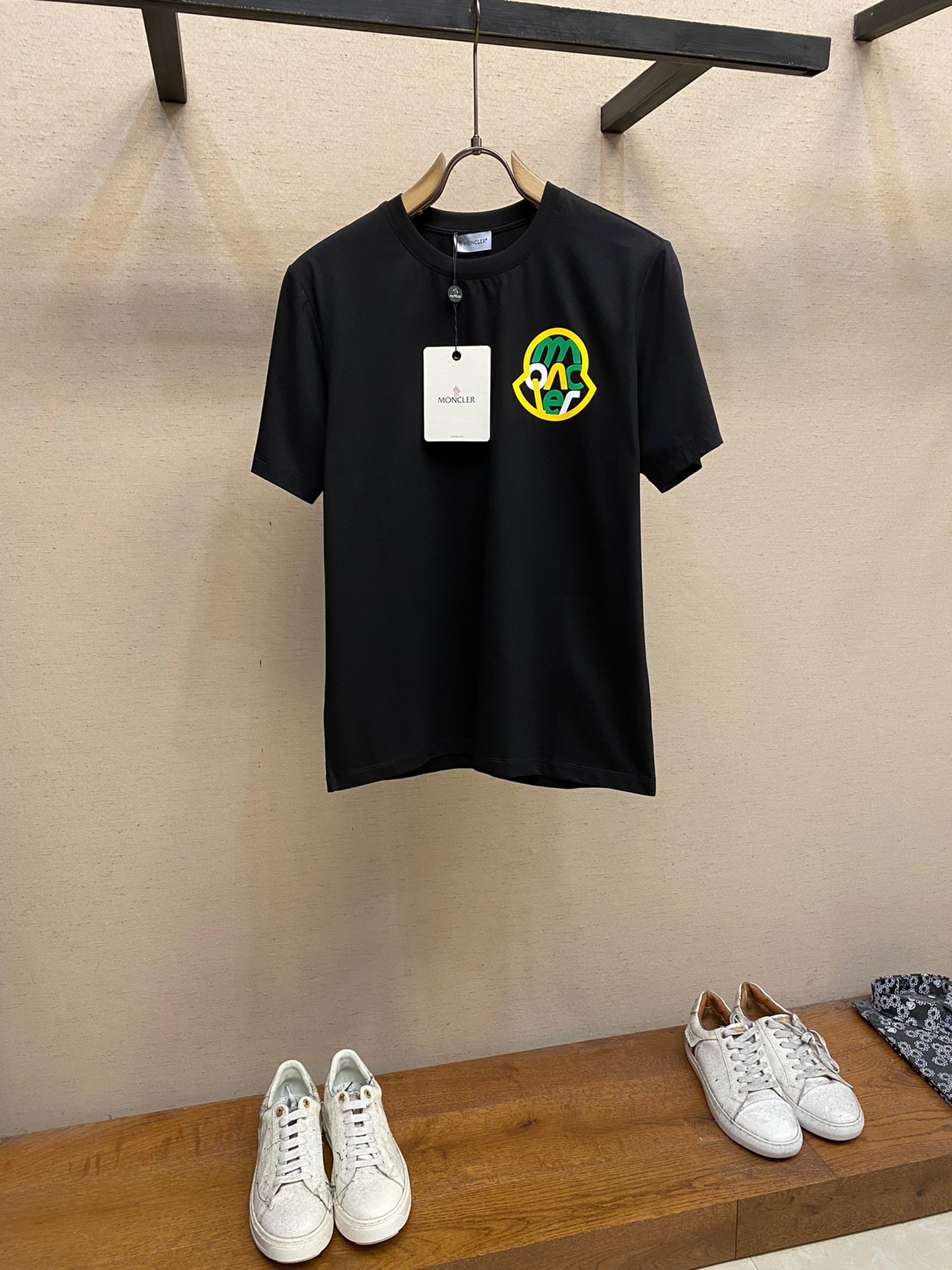 Mengjia, the new short-sleeved T-shirt is amazing 😍. It's easy to match for daily outings. Short-sleeved T-shirt made of custom pure cotton elastic cotton fabric. The charm lies in creating a simple and luxurious sense of fashion. Feel the unique temperament of the British style with random matching.