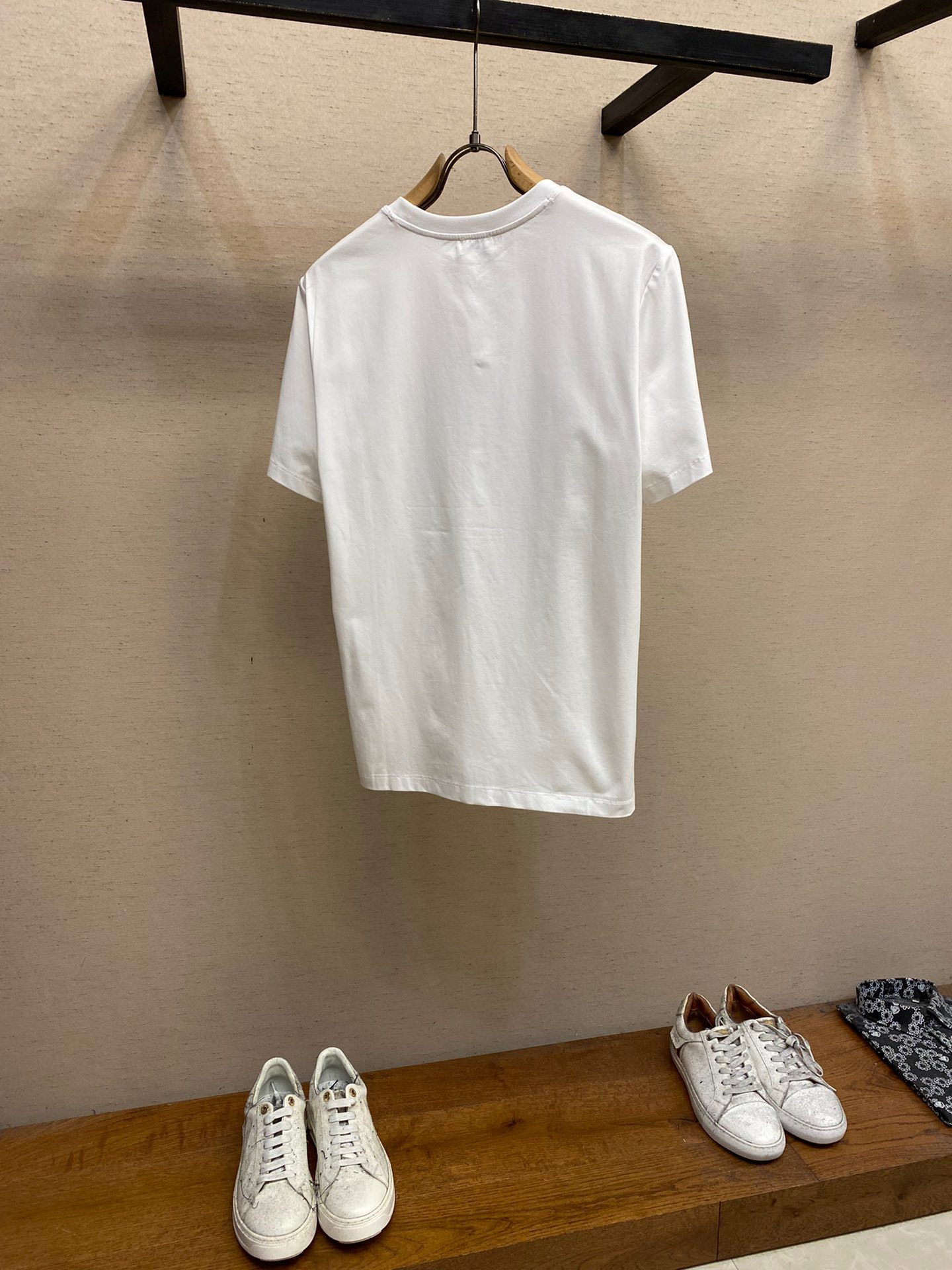 Mengjia, the new short sleeves are yyds 😍. You can match them blindly when going out daily. Custom short-sleeved T-shirt made of pure cotton and elastic cotton fabric. The charm lies in creating a simple and luxurious fashion. Feel the unique temperament of the British style with random matching.