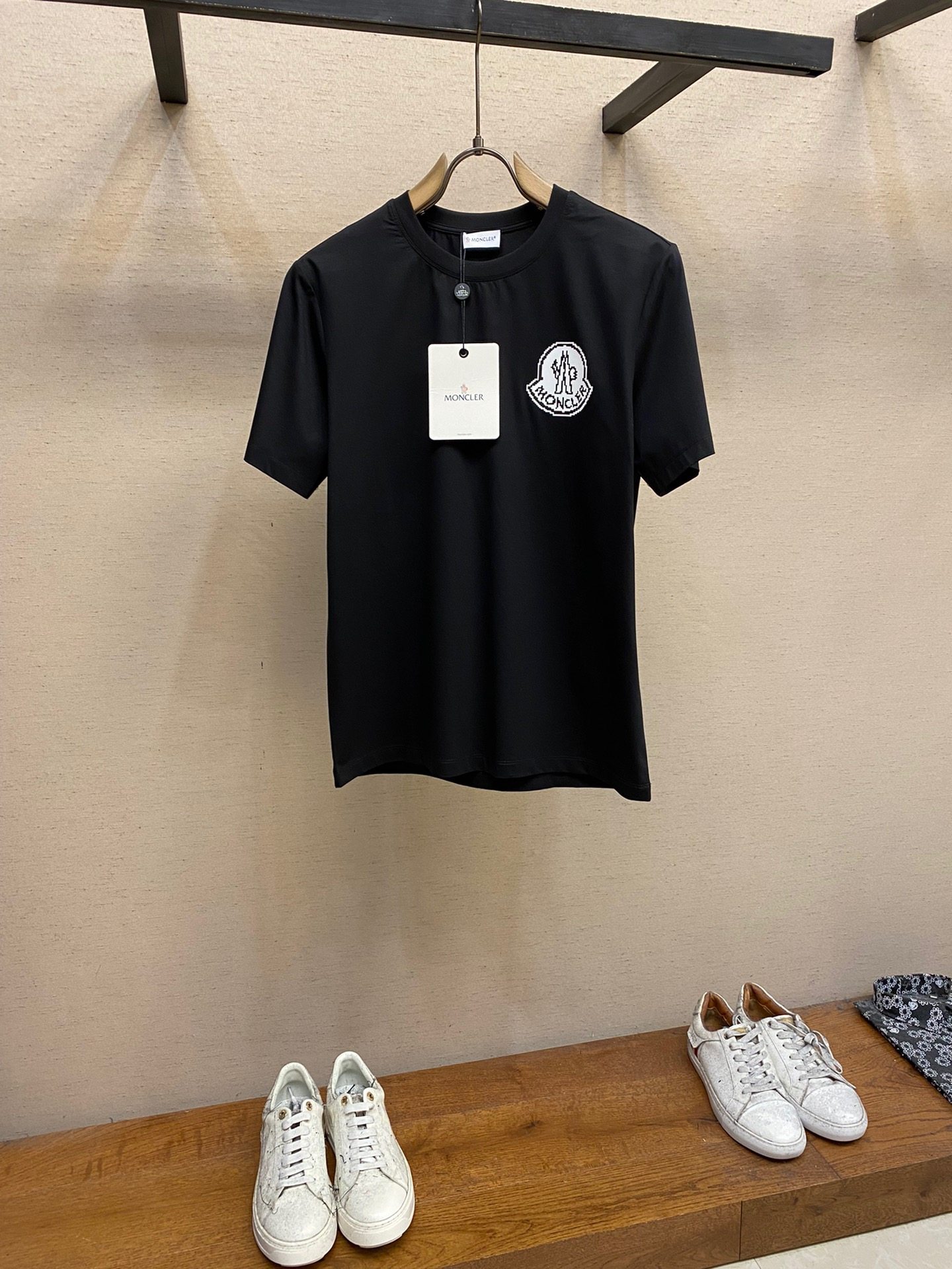 Mengjia, the new short sleeves are yyds 😍. You can match them blindly when going out daily. Custom short-sleeved T-shirt made of pure cotton and elastic cotton fabric. The charm lies in creating a simple and luxurious fashion. Feel the unique temperament of the British style with random matching.