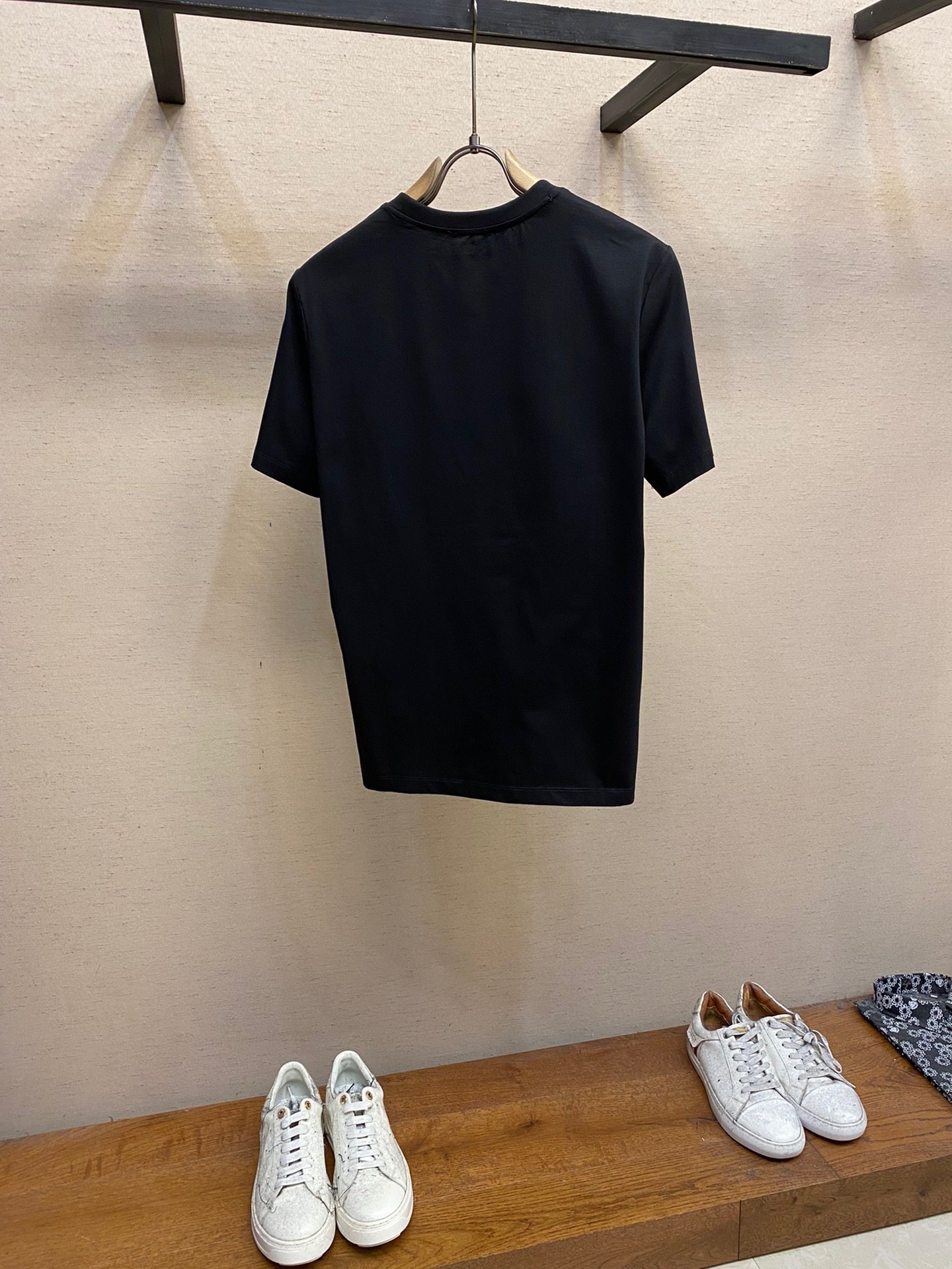 Mengjia, the new short sleeves are yyds 😍. You can match them blindly when going out daily. Custom short-sleeved T-shirt made of pure cotton and elastic cotton fabric. The charm lies in creating a simple and luxurious fashion. Feel the unique temperament of the British style with random matching.