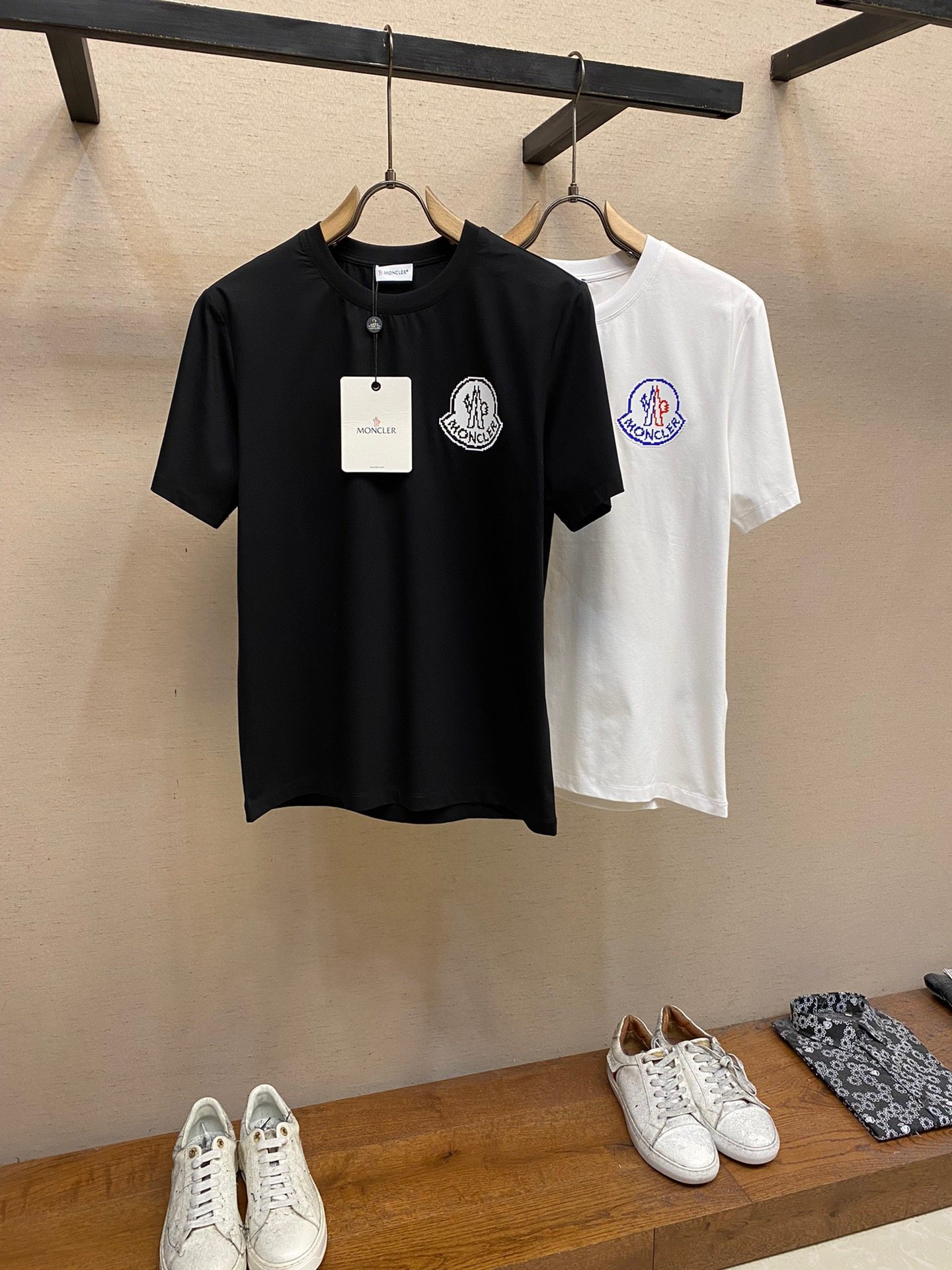 Mengjia, the new short sleeves are yyds 😍. You can match them blindly when going out daily. Custom short-sleeved T-shirt made of pure cotton and elastic cotton fabric. The charm lies in creating a simple and luxurious fashion. Feel the unique temperament of the British style with random matching.